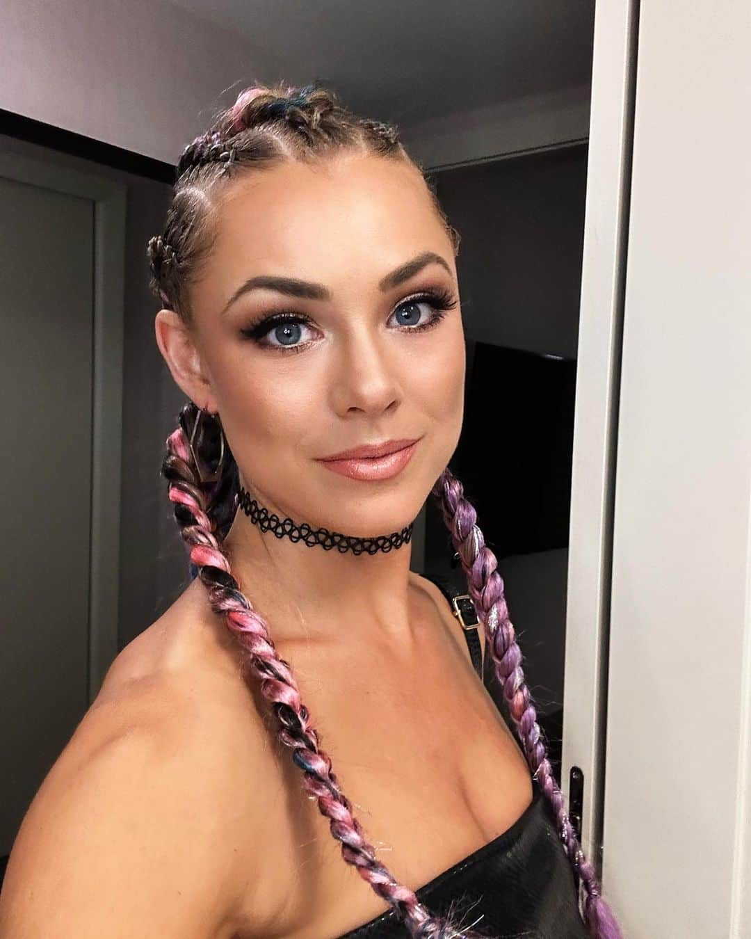 Nikki Leighさんのインスタグラム写真 - (Nikki LeighInstagram)「Thoughts on the New look 👀 which pic do you like the most🫶🏼💕🦄🦋  #braids #ravehair #ravestyle #colorfulbraids #cornrowstyles #rave #edc #edcgear #edclv #braids」5月25日 2時36分 - missnikkileigh