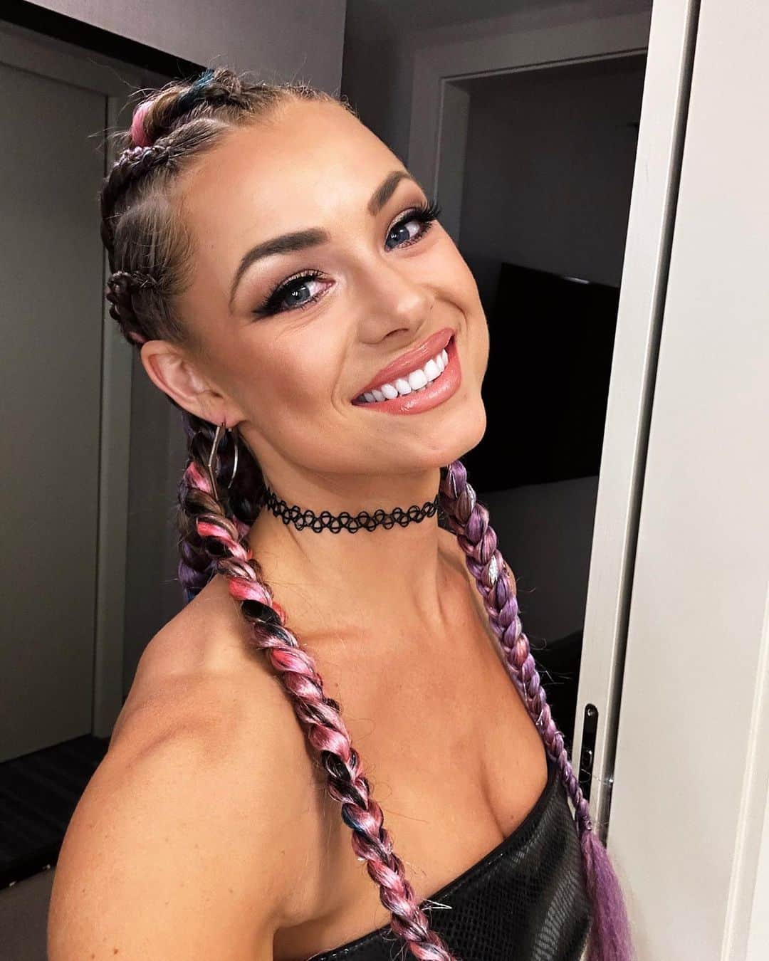 Nikki Leighさんのインスタグラム写真 - (Nikki LeighInstagram)「Thoughts on the New look 👀 which pic do you like the most🫶🏼💕🦄🦋  #braids #ravehair #ravestyle #colorfulbraids #cornrowstyles #rave #edc #edcgear #edclv #braids」5月25日 2時36分 - missnikkileigh