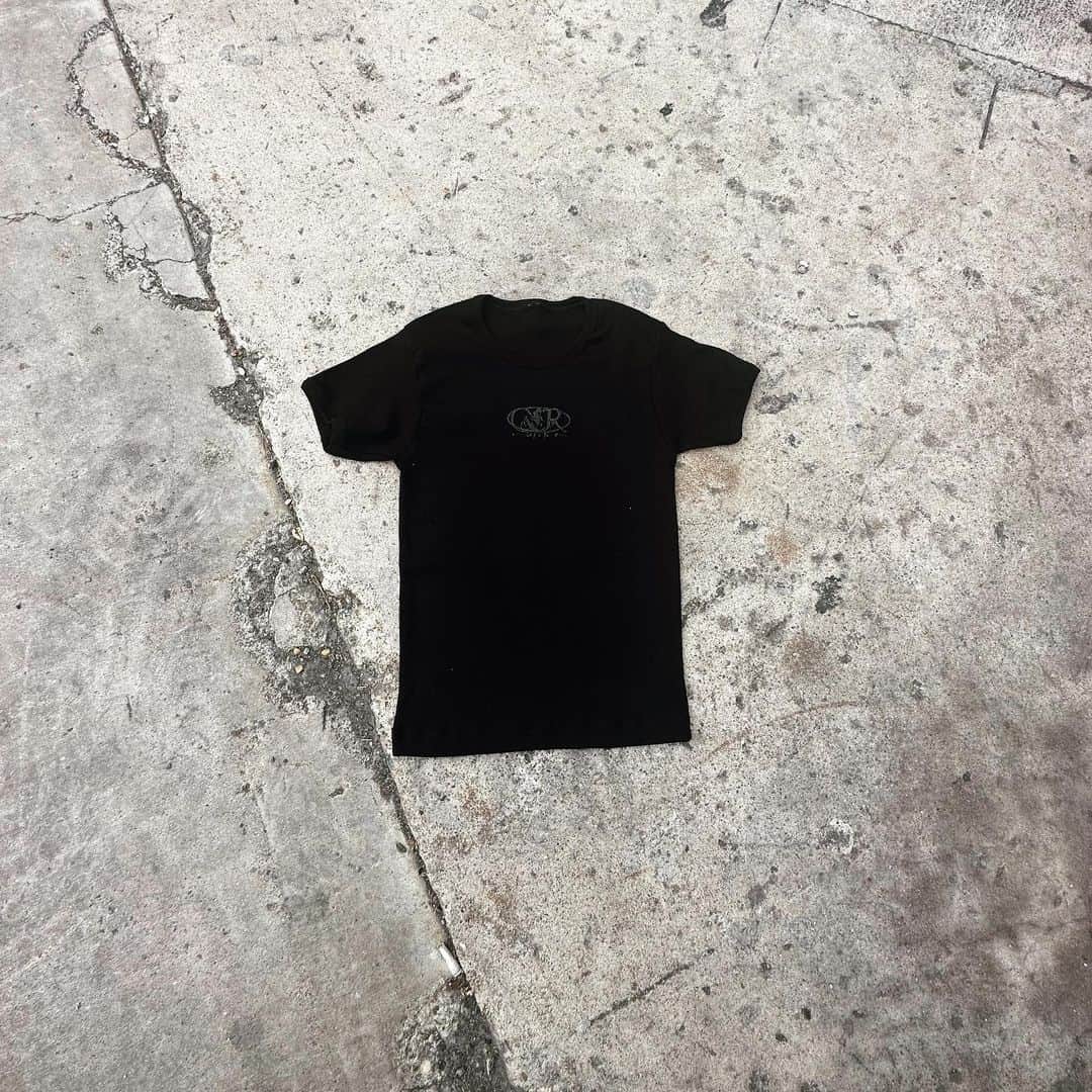 ケイリン・ルッソのインスタグラム：「litl bone baby tee 🥹」