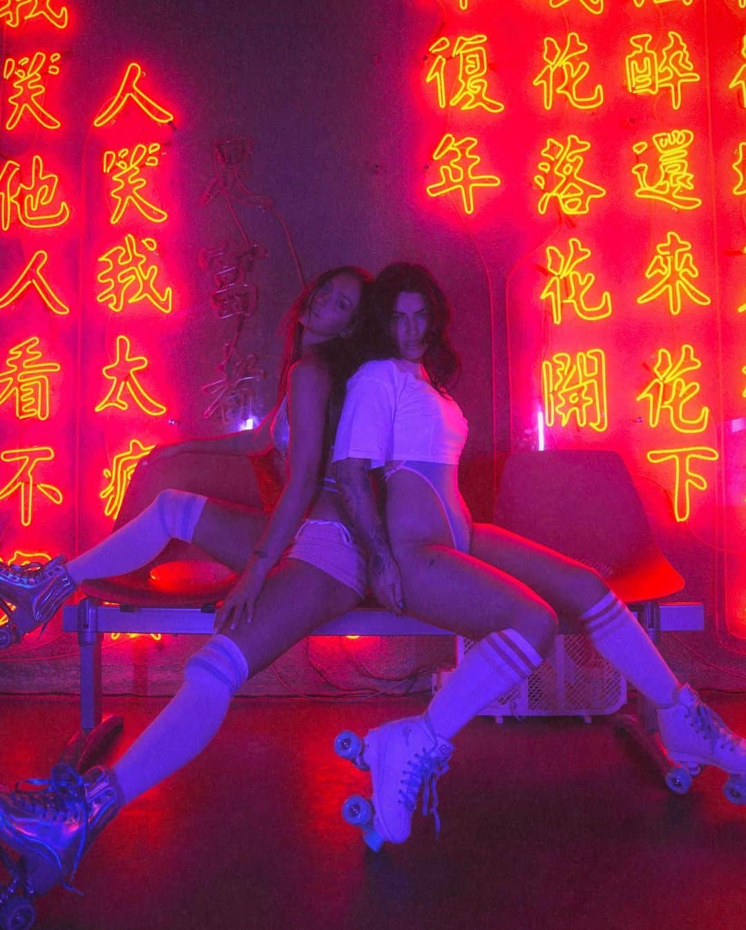 のインスタグラム：「Can’t believe @kylierae & I finally did a collab 😜🛼💗you know where to go 😈」