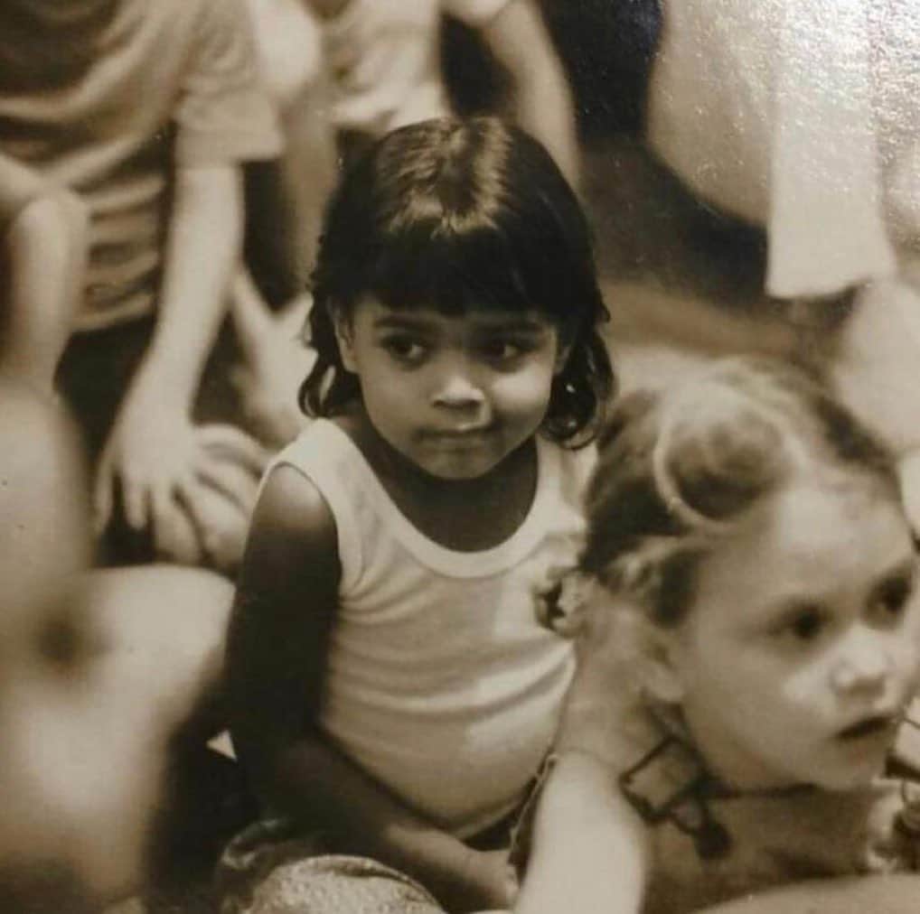 Preta Gilのインスタグラム：「Essa menininha linda comigo na foto é minha irmã de alma @amoramautner que faz aniversário hoje !!! Ela odeia aniversário e sempre some no dia, mas nós da família estamos aqui pra lembrá-la como a amamos e como ela é importante pra nós !!!! Te amo meu amor, te desejo o que desejo desde sempre, sua felicidade e muita saúde !!!」