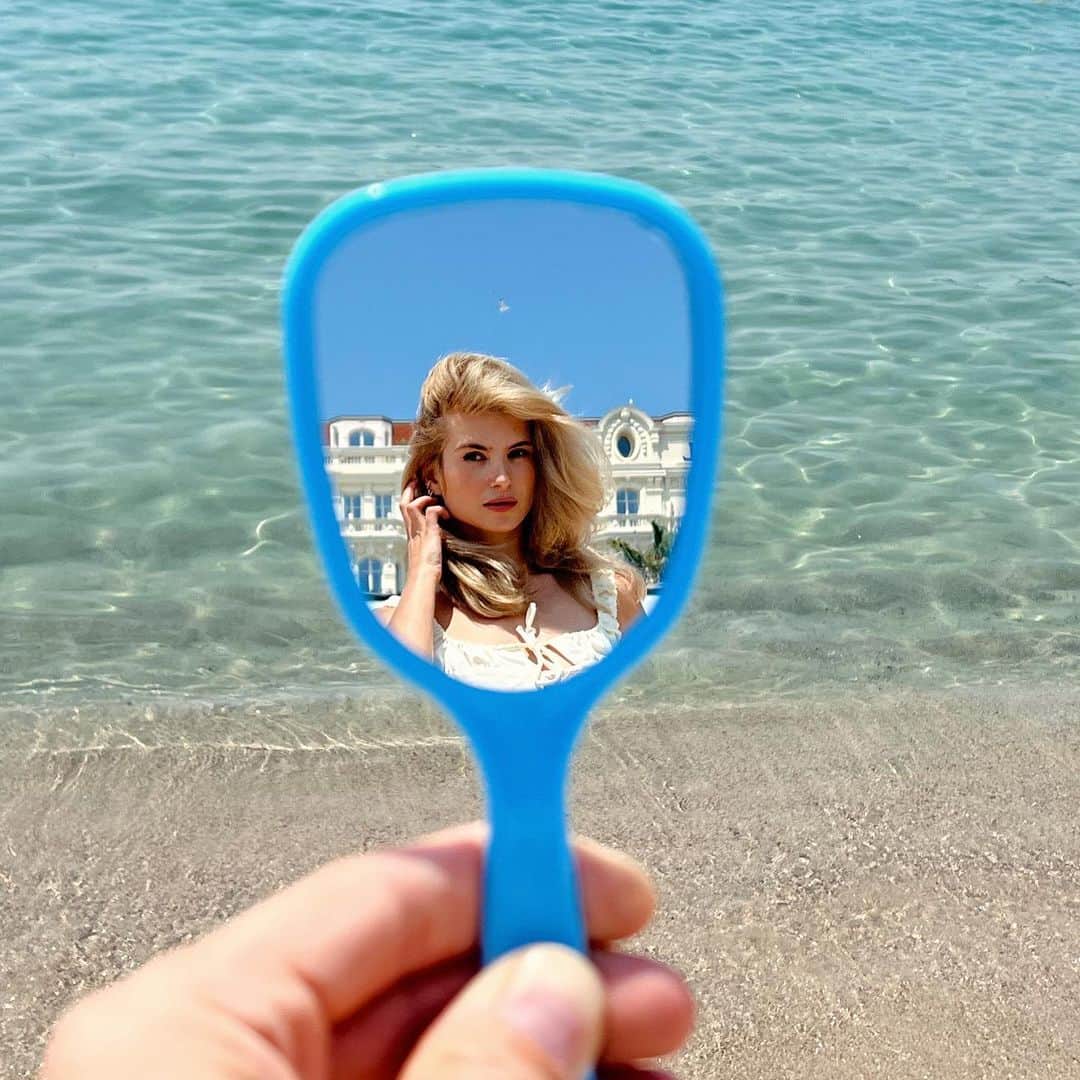 Xenia Adontsさんのインスタグラム写真 - (Xenia AdontsInstagram)「Brush it off in Cannes 😌 @TangleTeezerUS #BarbiexTangleTeezer Anzeige」5月25日 2時46分 - xeniaadonts