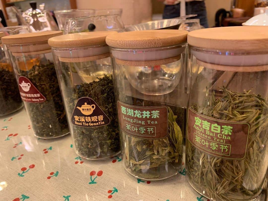高野桃子さんのインスタグラム写真 - (高野桃子Instagram)「🇨🇳買ってきたお土産たち。  田子坊散策で見つけたかわいいコスメショップ💄のリップ、上海在住の方に聞いた超おいしくてお土産として褒められた中国茶と、勢いで作っていただいたマリリンモンローならぬモモリンモンローです。  #田子坊 #中国茶 #口紅学院  #モモtravel #momokotabi」5月25日 2時46分 - takano_sd