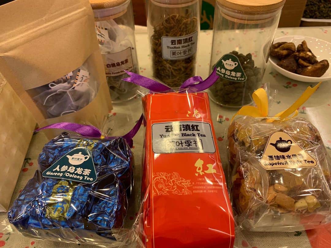 高野桃子さんのインスタグラム写真 - (高野桃子Instagram)「🇨🇳買ってきたお土産たち。  田子坊散策で見つけたかわいいコスメショップ💄のリップ、上海在住の方に聞いた超おいしくてお土産として褒められた中国茶と、勢いで作っていただいたマリリンモンローならぬモモリンモンローです。  #田子坊 #中国茶 #口紅学院  #モモtravel #momokotabi」5月25日 2時46分 - takano_sd