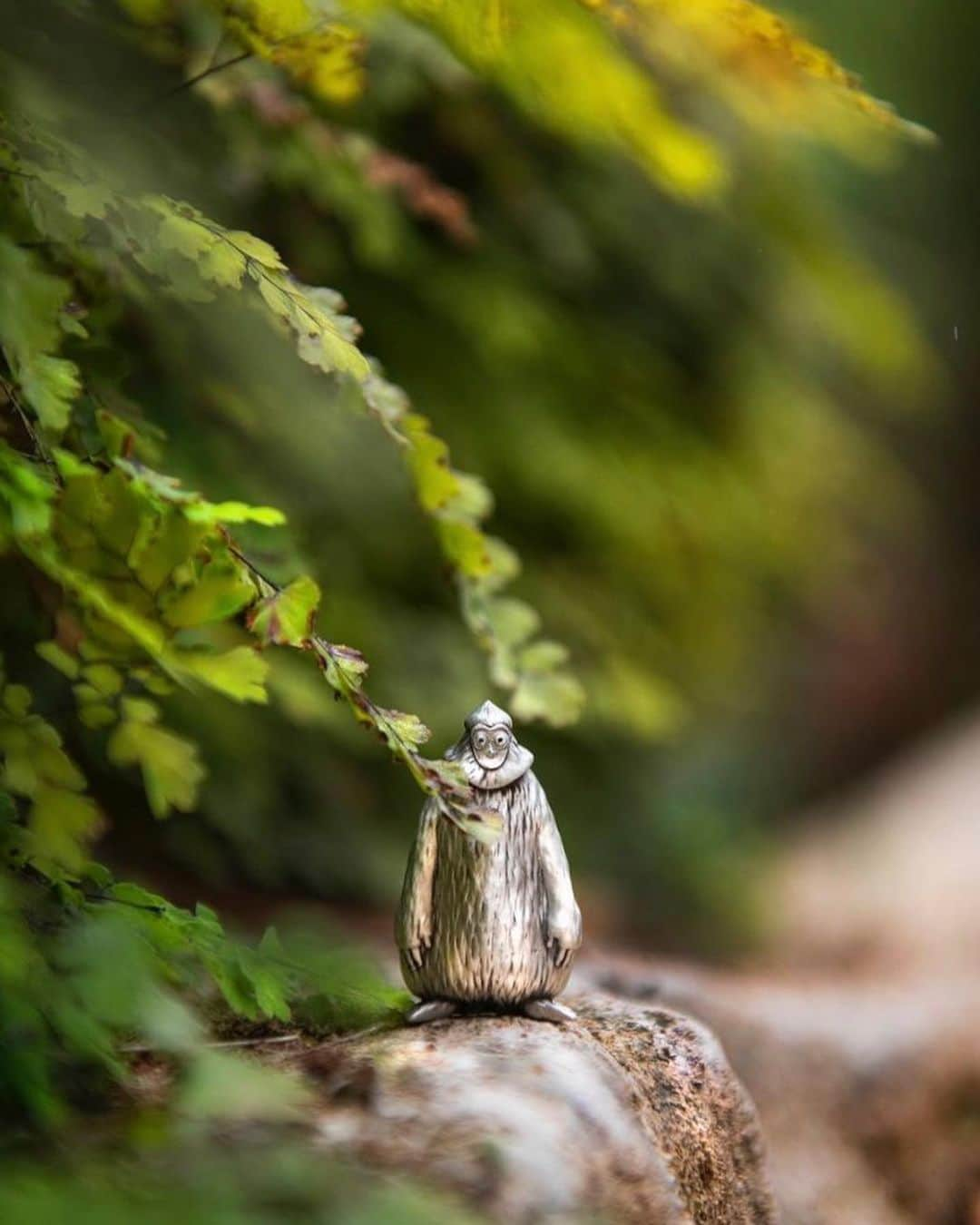 Sarahのインスタグラム：「Mini sculptures of furikake will be on sale soon from selections of :  1. Full silver face and body 2. Silver body with golden face and diamond in heart  3. Silver body with bronze face 🥮  In collaboration with earth alchemists @mystmmxx」