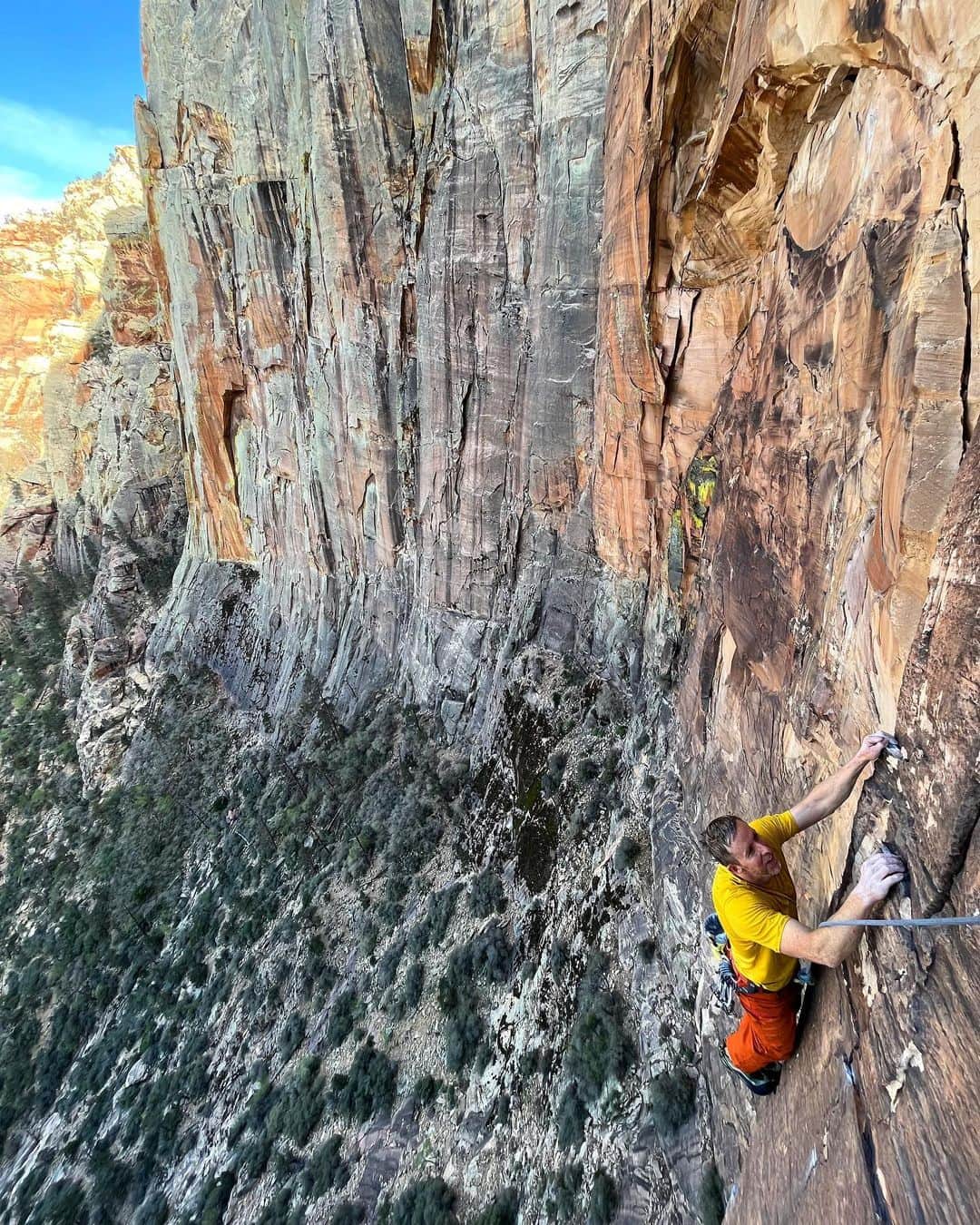 アレックス・オノルドのインスタグラム：「I got to climb with THE @tommycaldwell a couple weeks ago on all kinds of fun multi pitches in Red Rock. He’s rehabbing from an Achilles injury so we were focusing on big routes with long approaches - building back up! It was a total pleasure.」