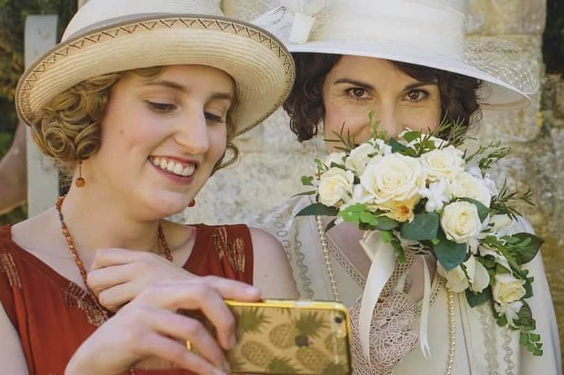 ミシェル・ドッカリーのインスタグラム：「they are sooo cute #michelledockery #lauracarmichael #downtonabbey」