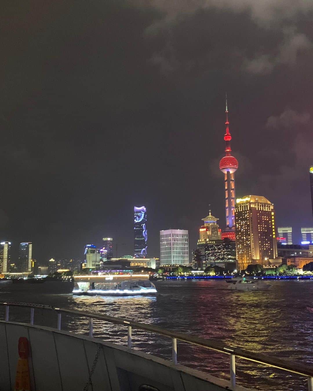 高野桃子さんのインスタグラム写真 - (高野桃子Instagram)「🇨🇳上海の夜を愉しむなら、東方明珠塔も外灘も！夜景を満喫できる黄浦江遊覧船ナイトクルーズが◎⛴🌉現代社会の光がここに集まっております！！！！…みたいな街です お船乗るとタイタニックやりたくなっちゃうのは私だけじゃないはず！(ここは川です）  #黄浦江 #黄浦江ナイトクルーズ #黄浦江夜景 #hangpuriver #モモtravel #momokotabi」5月25日 2時55分 - takano_sd