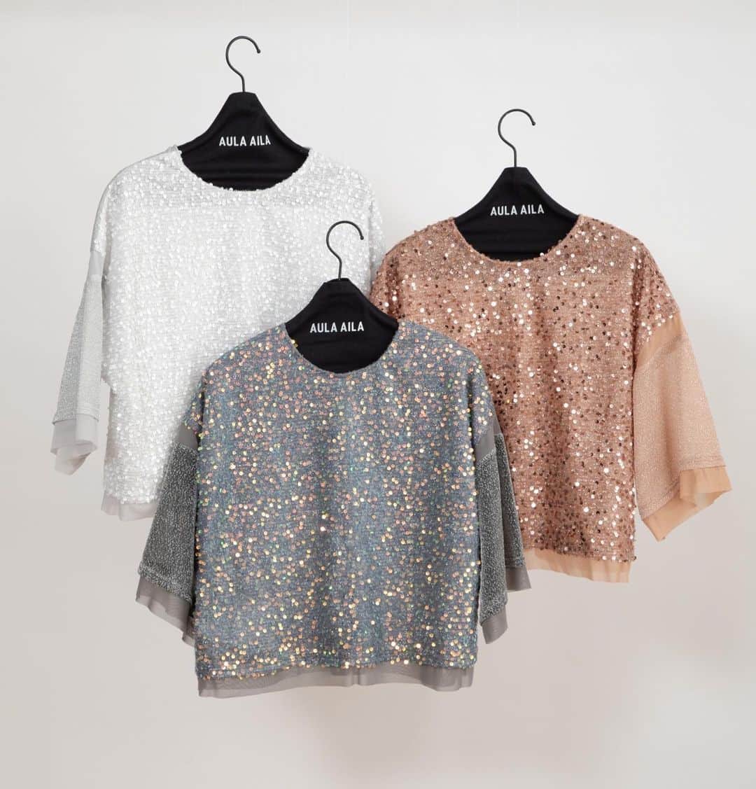 AULA AILAのインスタグラム：「【2023 HIGH SUMMER COLLECTION】  2WAY METALLIC T-SHIRT COLOR SILVER/PINK/WHITE SIZE 0 ¥16,500  メタリックスパンコール生地と、ラメジャージー生地の前後どちらでも着用できる、2WAYのTシャツ。  肩にチュールスリット、袖口と裾もチュールで切り替えております。 オーバーサイズの長すぎない丈のTシャツは、タイトなボトムにもボリュームのあるボトムにも、バランスよく合わせやすいアイテム。  ✔️AULA AILA OFFICIAL WEB STOREにて HIGH SUMMER COLLECTIONアイテム展開中！」