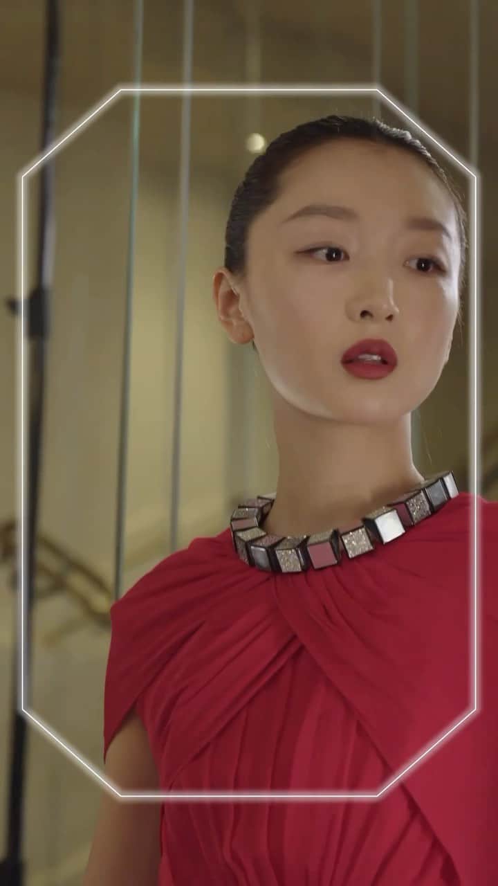 ブシュロンのインスタグラム：「All eyes on Global Brand Ambassador Zhou Dongyu. And with this unique Boucheron creation, pieced together just in time for Cannes, it's game ON at the Kering party. #BoucheroninCannes」
