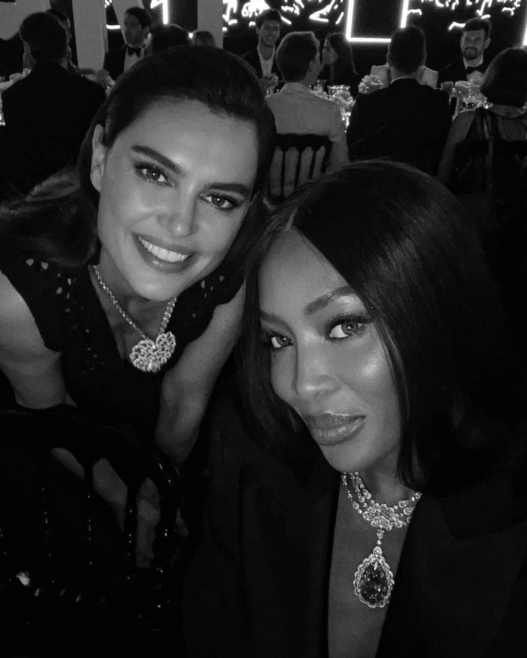 カトリネル・メンギアさんのインスタグラム写真 - (カトリネル・メンギアInstagram)「The Queen and my fav ever 🖤 @naomi  @chopard  #Chopard #naomicampbell #fashionshow」5月25日 3時29分 - catrinelmarlon