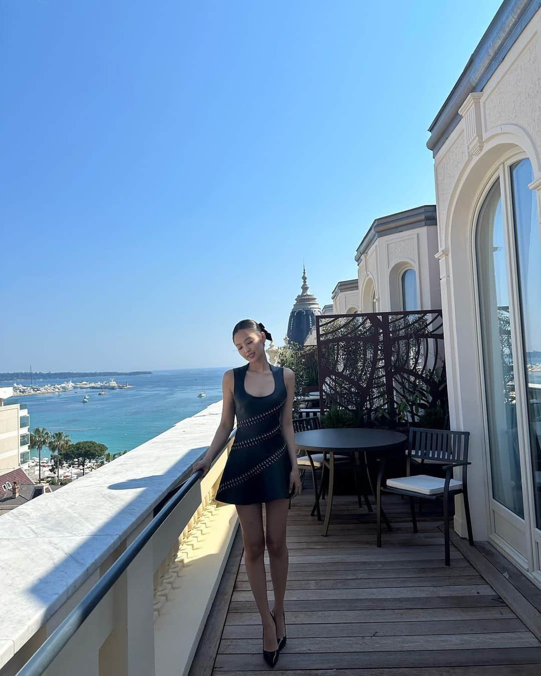 ジェニーさんのインスタグラム写真 - (ジェニーInstagram)「me in my mini black dress in cannes 🖤」5月25日 3時35分 - jennierubyjane