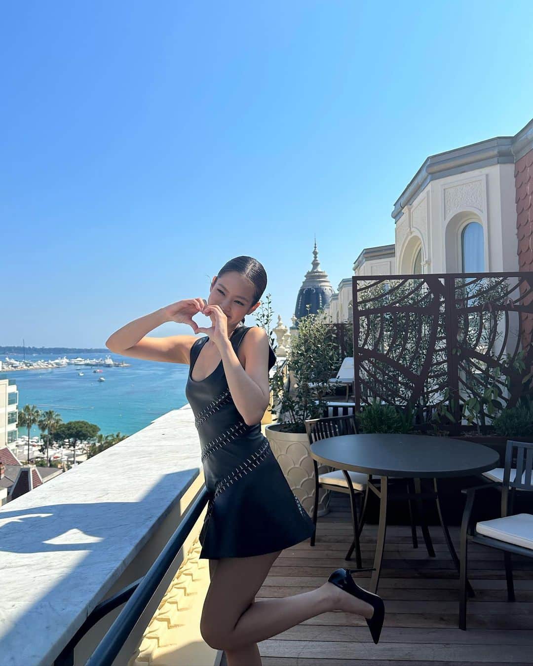 ジェニーのインスタグラム：「me in my mini black dress in cannes 🖤」
