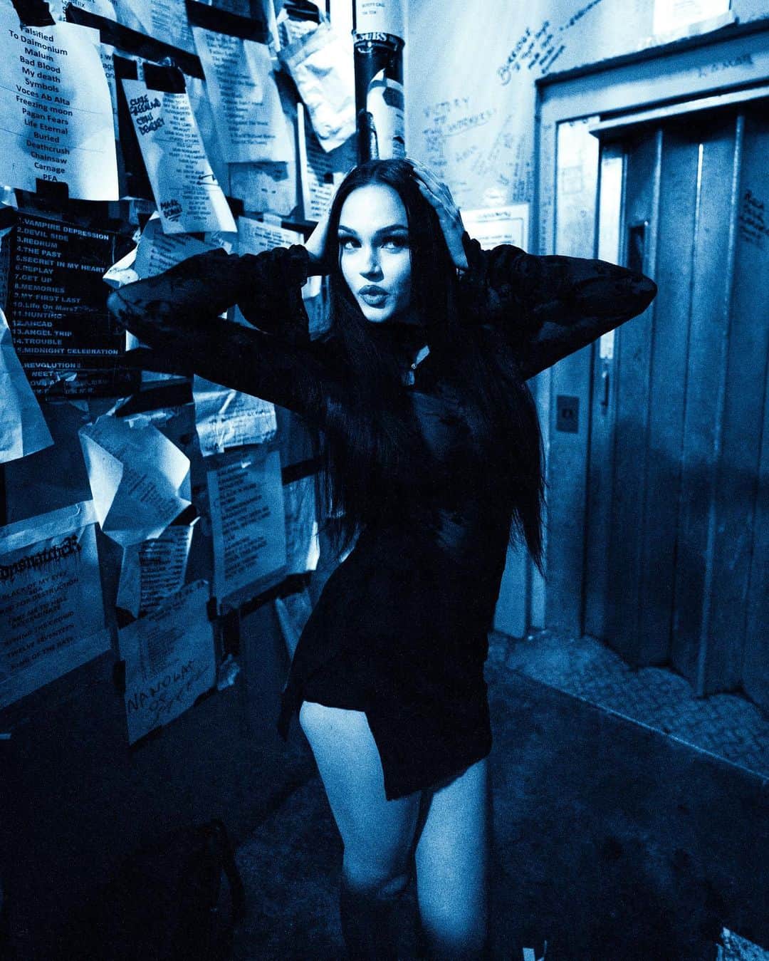 マギー・リンデマンのインスタグラム：「london ⚰️🖤」