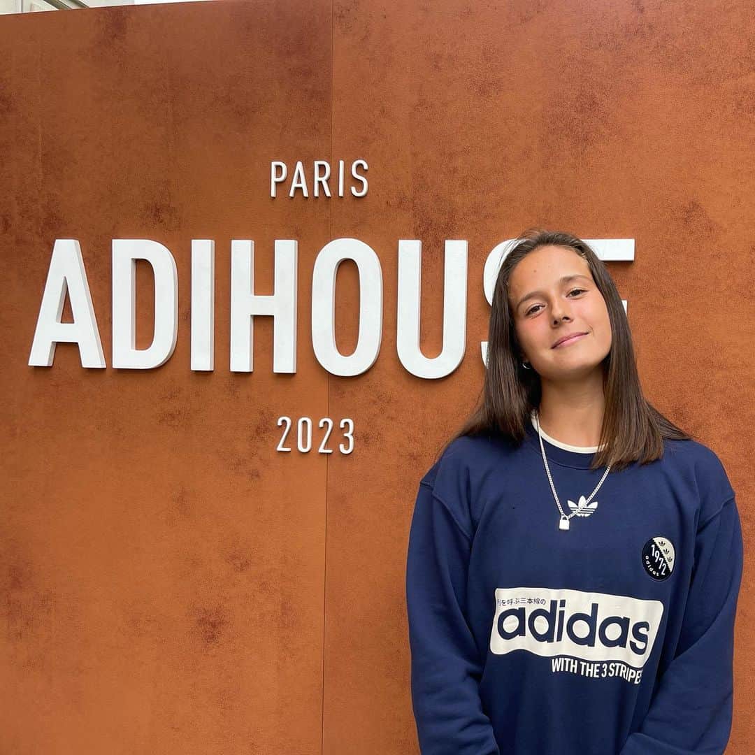 のインスタグラム：「Guess where💀 Best team @adidastennis 💜🙏🏽 Ready for the show🧱 #DD #adidas #rolandgarros」