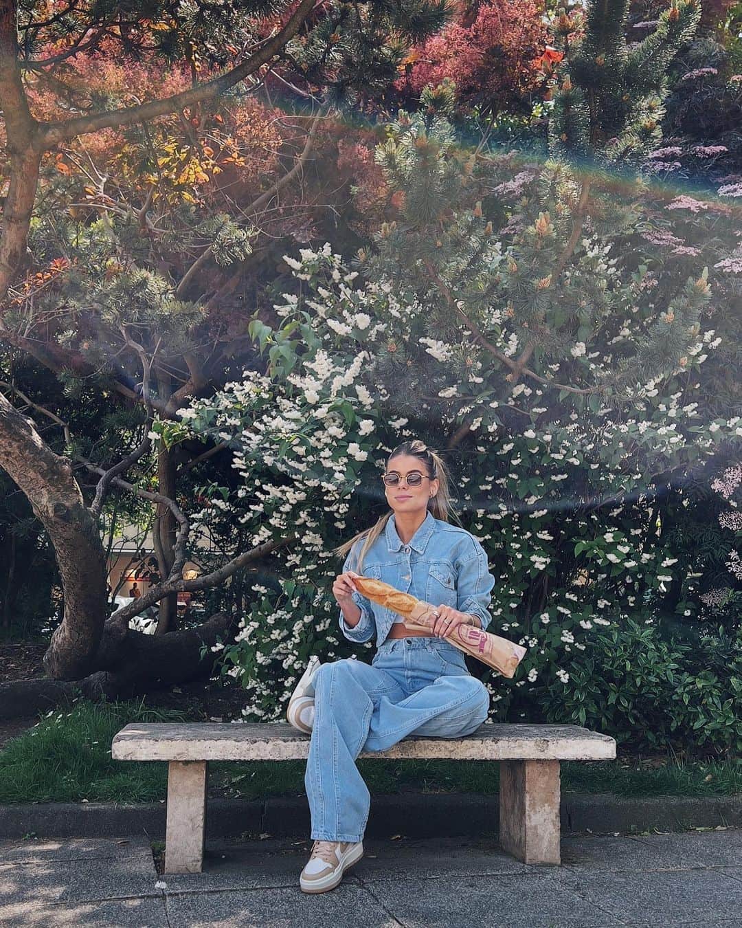 のインスタグラム：「Vazouuuuu eu na rua comendo baguette 🥖 bem parisiense 🤤 arrasta pro lado pra ver todo esse glamour (só que não!) 🤣」