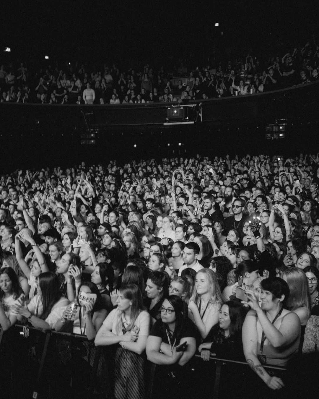 ゲオルク・リスティングさんのインスタグラム写真 - (ゲオルク・リスティングInstagram)「This tour was everything❤️ Thanks to everyone joining us! We had the best time on stage every night! A special thank you goes out to our lovely crew and everyone involved in this tour❤️ Love you lots  📸 by @leonschlesselmann ❤️‍🔥」5月25日 4時04分 - georglisting