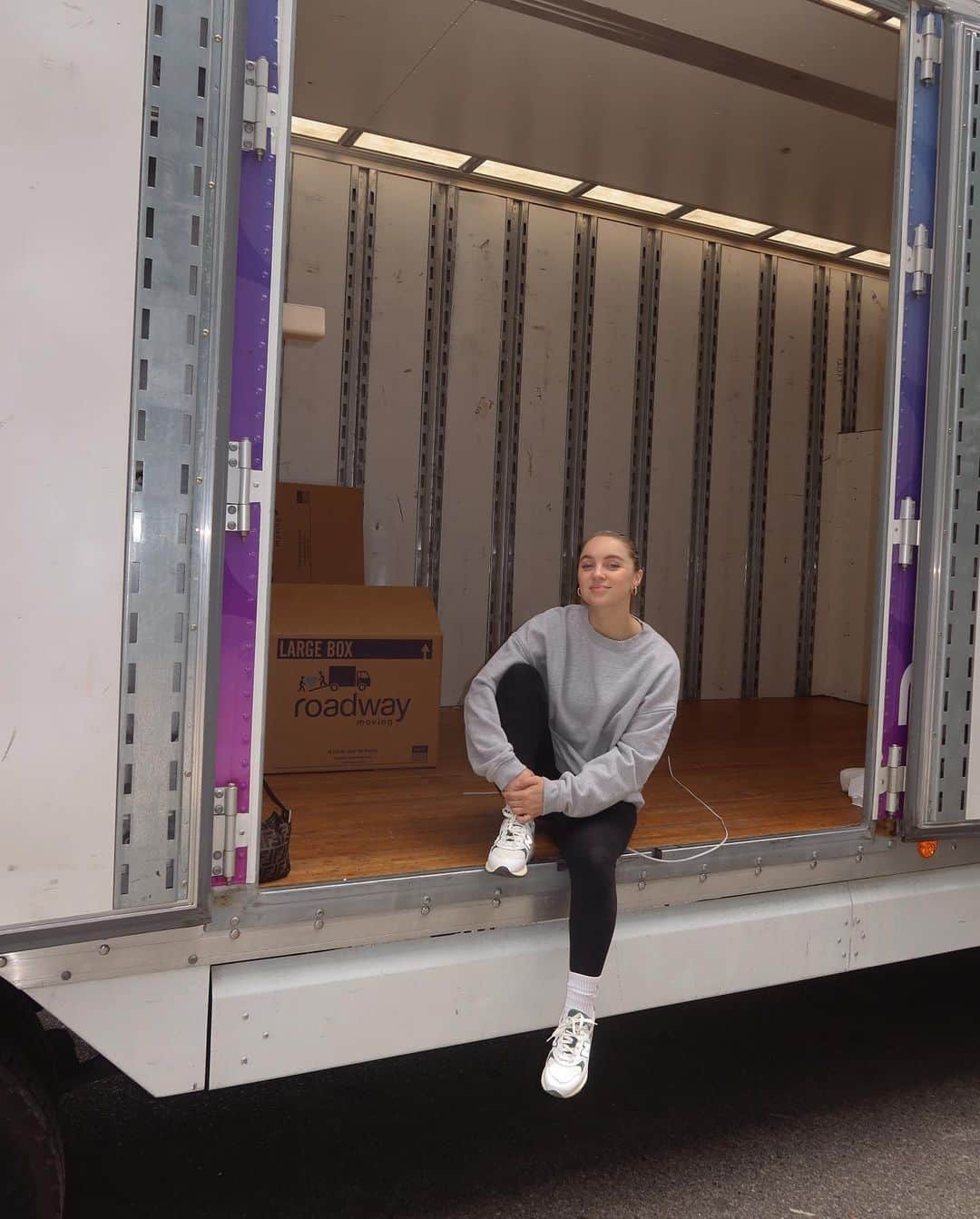アレクサ・ロジーのインスタグラム：「beyond grateful for @roadwaymoving for the easiest & seamless move of my life. here is to new adventures in a new space #roadwaymoving #movewithroadway」