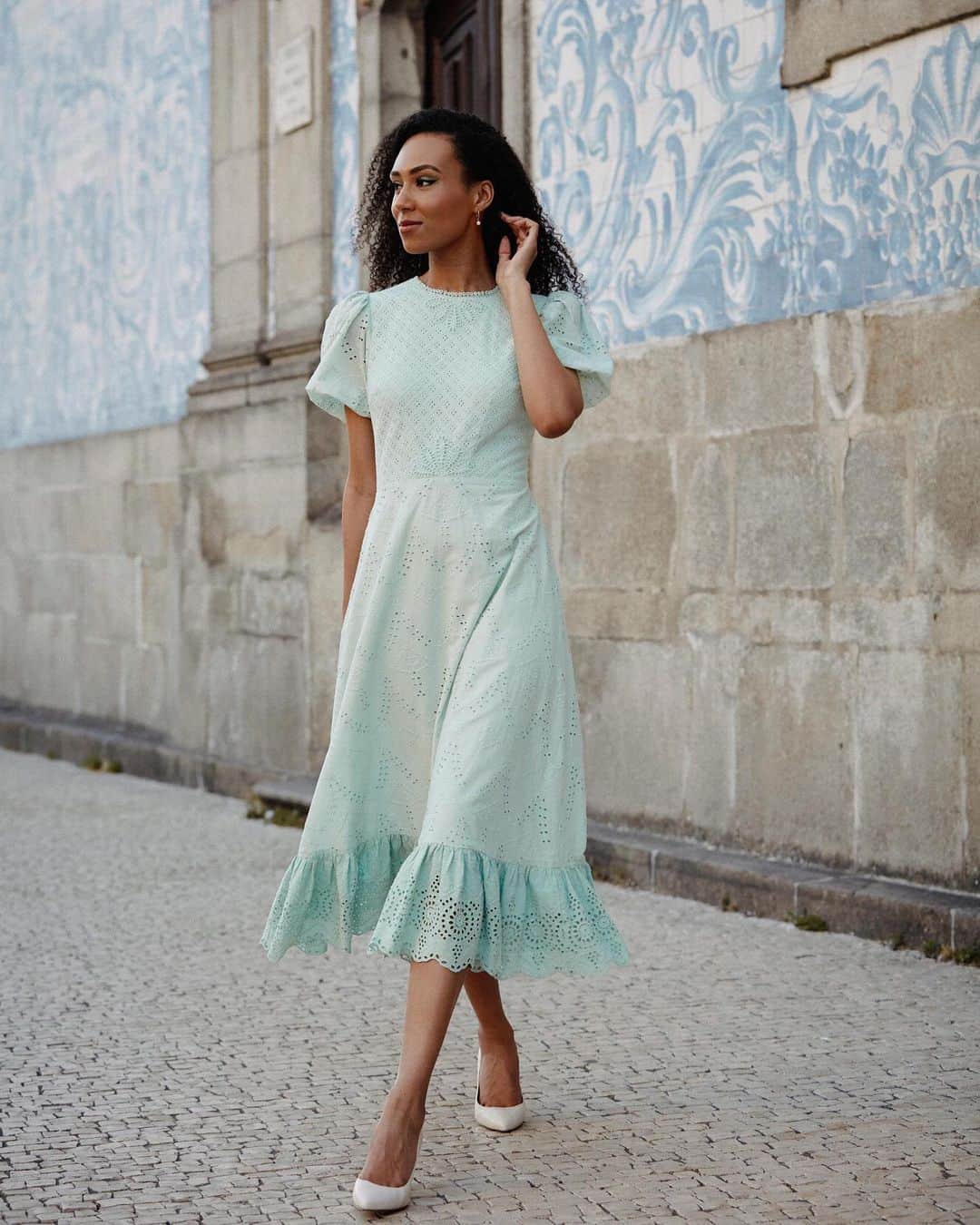 フレンチコネクションのインスタグラム：「Our Esse Broderie Dress is a summer wardrobe delight - featured in @whatevawears' edit 🤍🤍  Shop Eva's edit via the link in our bio ✨✨」