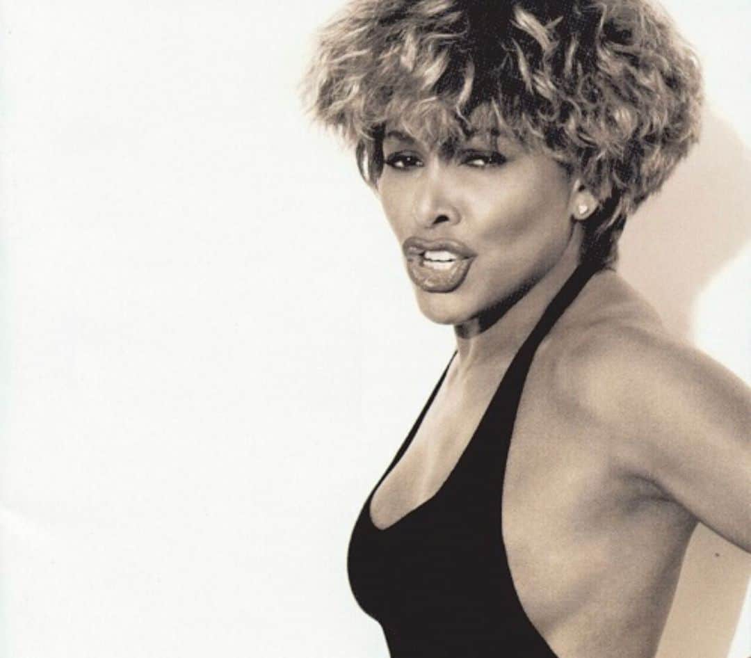 アンジー・ハーモンのインスタグラム：「Thank you for everything you gave us! Thank you for showing little girls who wanted to sing could have a “unconventional voice” & still succeed.  Thank you for blazing a path for abused women to find their voice & strength & get out.  Truly lady, YOURE SIMPLY THE BEST!!  RIP Legend & icon ❤️🎤🎸🎹✝️🕊」
