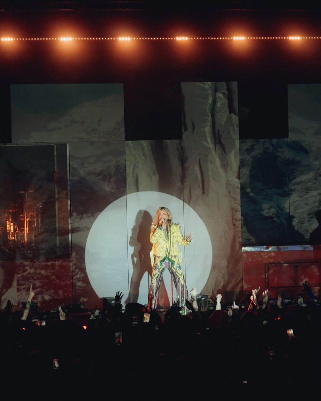 Tokio Hotelさんのインスタグラム写真 - (Tokio HotelInstagram)「Final dance in Kraków! Thank you guys! ❤️  📸 @leonschlesselmann」5月25日 4時06分 - tokiohotel