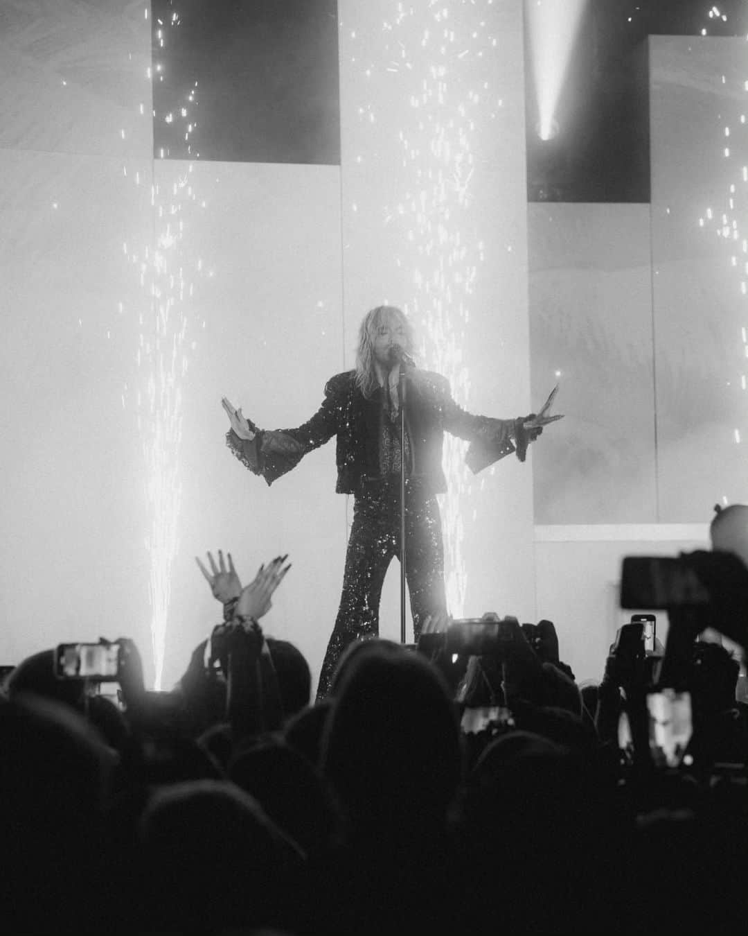 Tokio Hotelさんのインスタグラム写真 - (Tokio HotelInstagram)「Final dance in Kraków! Thank you guys! ❤️  📸 @leonschlesselmann」5月25日 4時06分 - tokiohotel