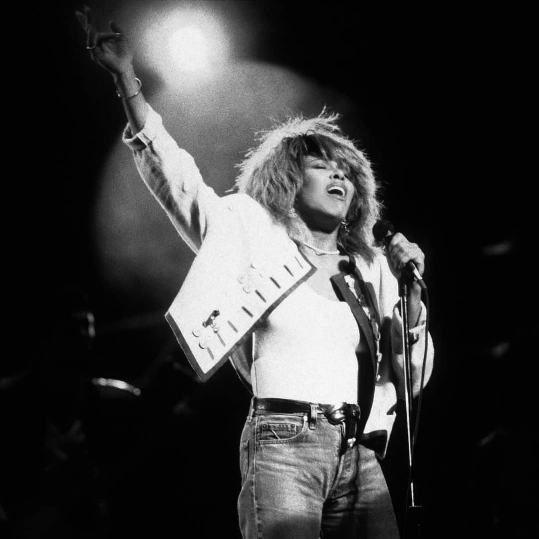 ELLE Czechさんのインスタグラム写真 - (ELLE CzechInstagram)「#RestInPeace Dnes nás ve věku 83 let opustila zpěvačka, královna rock’n’rollu - Tina Turner. Byla jednou z nejpopulárnějších zpěvaček 80. let dvacátého století.   —— Foto: @gettyimages」5月25日 4時11分 - elleczech