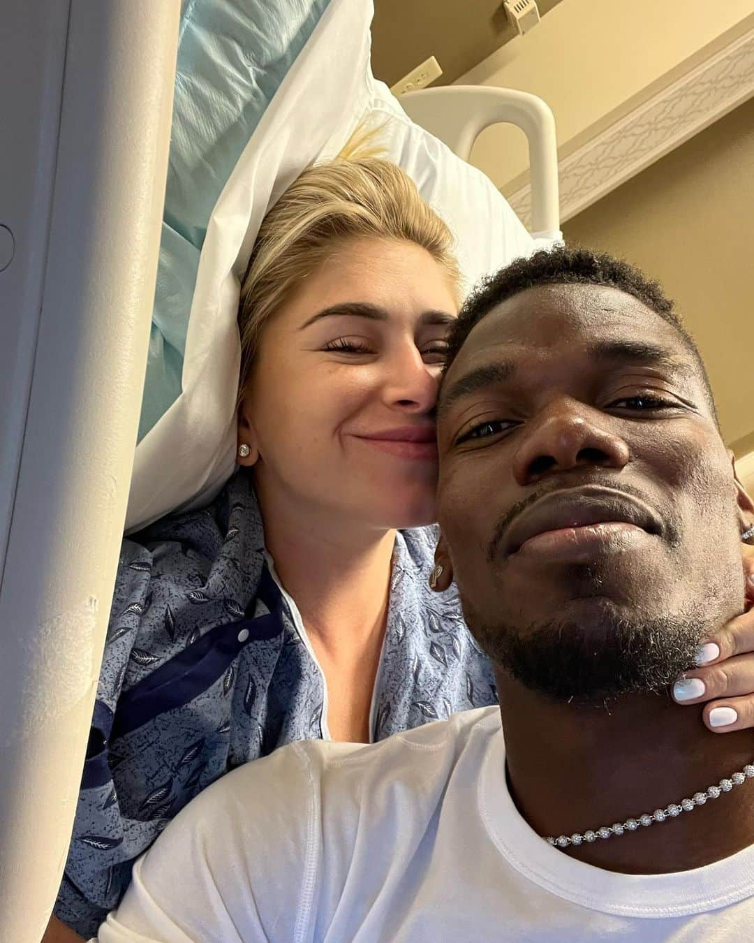 ポール・ポグバさんのインスタグラム写真 - (ポール・ポグバInstagram)「Al Hamdullilah 🤲🏾❤️ a new Pogba member has arrived 😍 .. so proud of my Queen 👸🏼 @zulaypogba I’m so so so happy 😍😍 #Daddyofthree💙💙💙」5月25日 4時19分 - paulpogba