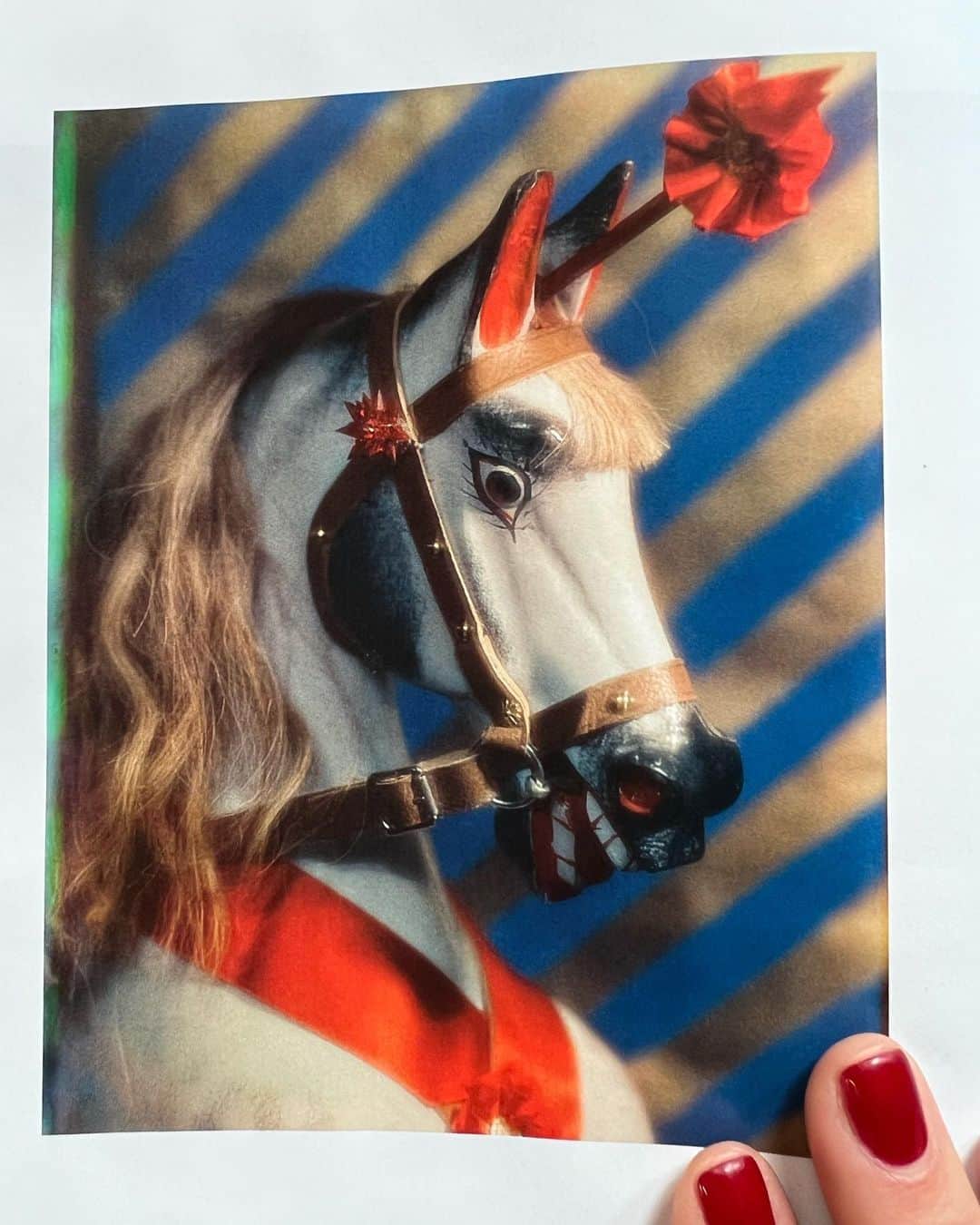 リヴ・タイラーのインスタグラム：「Colors 🧡🩵♥️💚 Madame Yevonde “ Rocking Horse “ 1938 @theworldofinteriors」