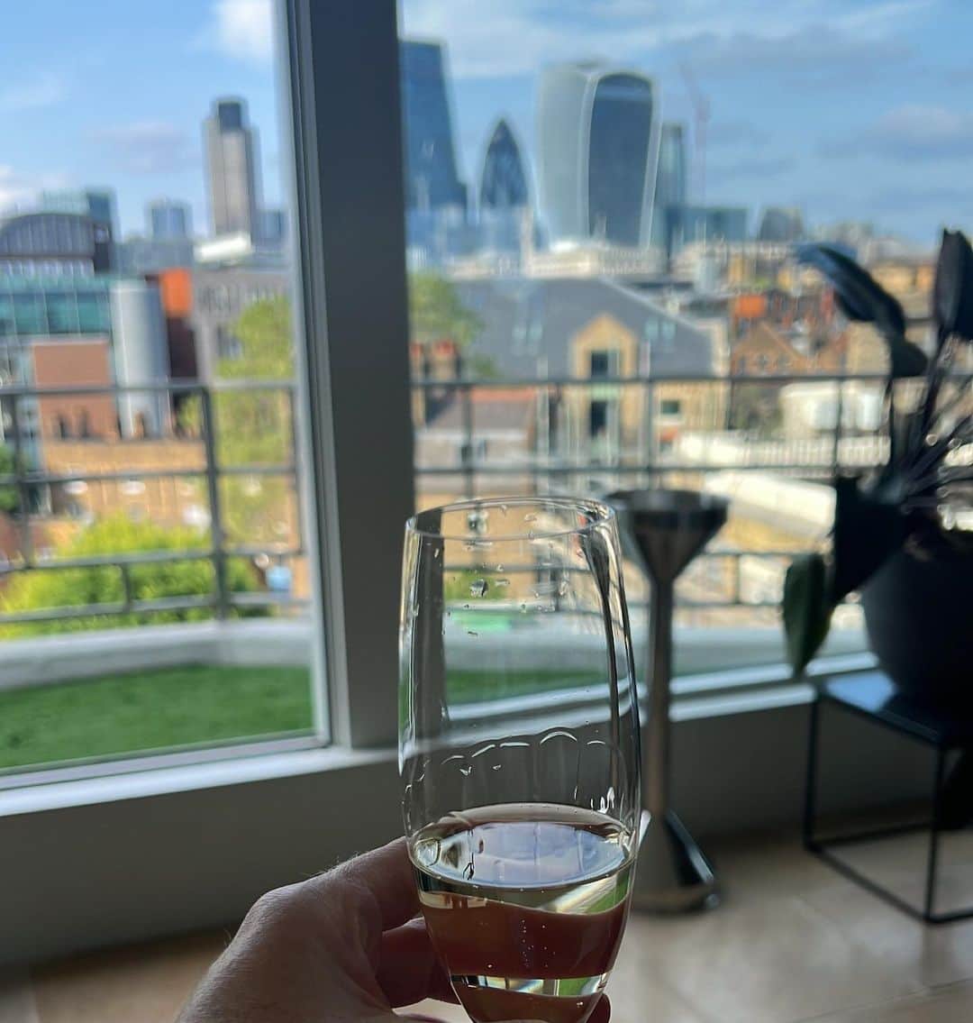 Jessica Wrightさんのインスタグラム写真 - (Jessica WrightInstagram)「Hello summer, it’s been a while ☀️  A little me time @richardwardhair for a freshen up 💆🏽‍♀️ & then onto some wine tasting with @marksandspencerfoodpr which was simply delightful. Who doesn’t love a glass of wine or two? 🙊🍷」5月25日 4時19分 - jesswright77