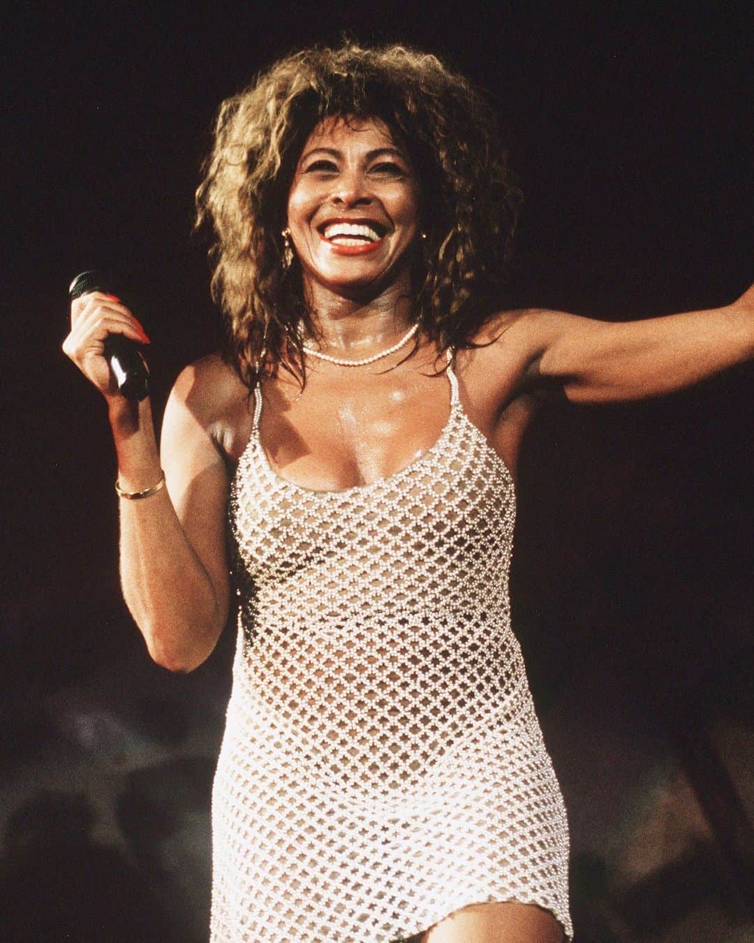 のインスタグラム：「Tina Turner, the legendary singer and songwriter has passed away today at the age of 83. With a repertoire that spanned R&B, soul and rock ‘n’ roll, Turner was a powerful performer who combined raw vocals with a dazzling stage persona. At the link in bio, we remember one of the best-selling recording artists of all time.」