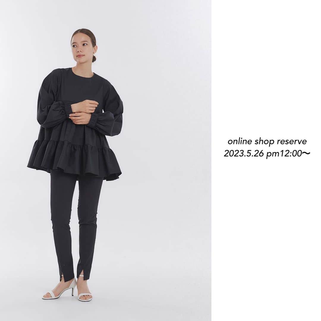 yoriのインスタグラム：「*online shop reserve*  明日5/26 pm12:00〜5/28pm22:00 人気商品の予約販売を いたします！  詳細は商品ページを ご覧ください。 お見逃しなく！  #バックフリルブラウス ピンク、ブラック 8月上旬お届け  #ティアードロングブラウス ピンク、ブラック 8月上旬お届け  #サマーレギパン ネイビー、ブラックのみ 7月下旬お届け  #yori_japan」