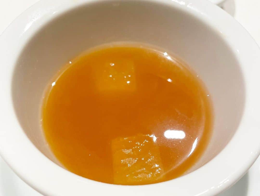 乾雅人さんのインスタグラム写真 - (乾雅人Instagram)「MIMOSA@表参道 どれだけの試行錯誤とバランスで素材を合わせたらここに行き着くんだろう…南シェフの作る料理を食べるとため息が出る。 照れくさそうにはにかむ姿に胸を打たれる。 これ以上でもダメ、コレ以下でもダメという絶妙なヒトサラヒトサラが、帰途につくたびに「ああ、なんて美味いもん食ったんやろ」と笑顔にさせる。 ありがとうございました。 @mimosa_aoyama」5月25日 15時18分 - inuimasato