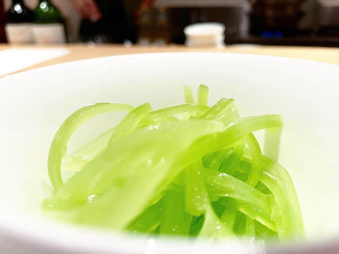 乾雅人さんのインスタグラム写真 - (乾雅人Instagram)「MIMOSA@表参道 どれだけの試行錯誤とバランスで素材を合わせたらここに行き着くんだろう…南シェフの作る料理を食べるとため息が出る。 照れくさそうにはにかむ姿に胸を打たれる。 これ以上でもダメ、コレ以下でもダメという絶妙なヒトサラヒトサラが、帰途につくたびに「ああ、なんて美味いもん食ったんやろ」と笑顔にさせる。 ありがとうございました。 @mimosa_aoyama」5月25日 15時18分 - inuimasato