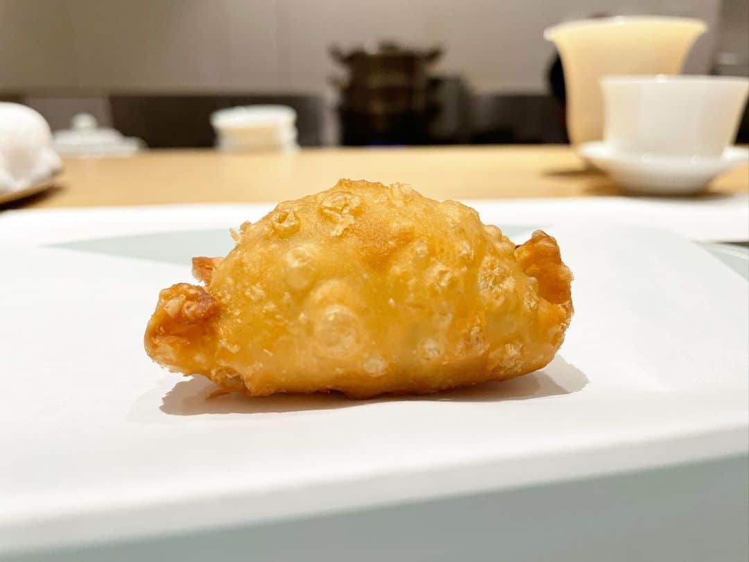 乾雅人さんのインスタグラム写真 - (乾雅人Instagram)「MIMOSA@表参道 どれだけの試行錯誤とバランスで素材を合わせたらここに行き着くんだろう…南シェフの作る料理を食べるとため息が出る。 照れくさそうにはにかむ姿に胸を打たれる。 これ以上でもダメ、コレ以下でもダメという絶妙なヒトサラヒトサラが、帰途につくたびに「ああ、なんて美味いもん食ったんやろ」と笑顔にさせる。 ありがとうございました。 @mimosa_aoyama」5月25日 15時18分 - inuimasato