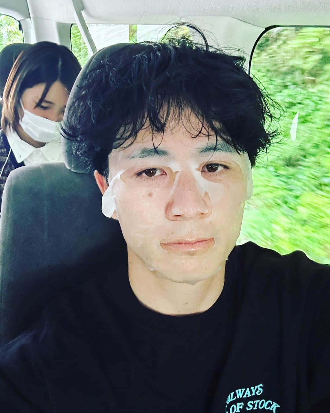 藤森慎吾のインスタグラム：「ロケで日に焼けたらすぐマスク とびちゃんは冷ややかです」