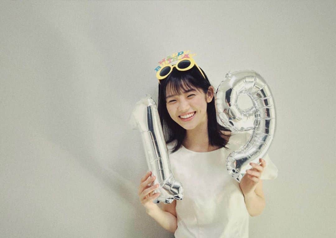 志田こはくのインスタグラム：「本日 19歳の誕生日を迎えました🎂 いつも温かく見守ってくださりありがとうございます。⠀ ⠀  10代最後！ 思いっきり楽しんでお仕事頑張ります！ これからもよろしくお願いします︎︎‪¨̮」
