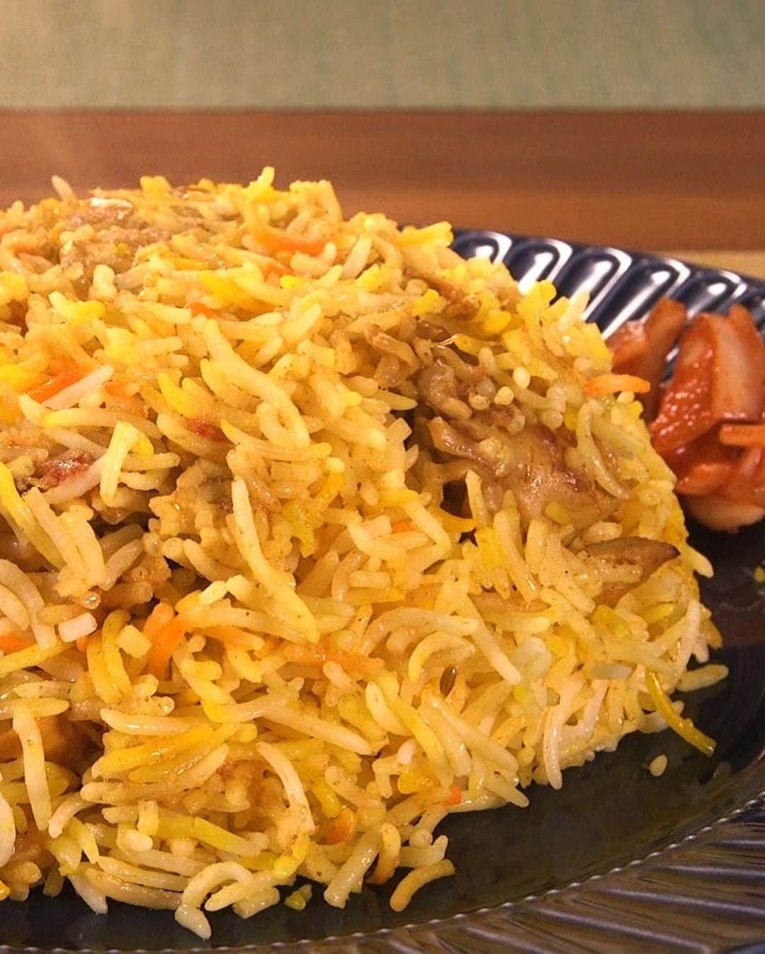 KHBアナウンス部さんのインスタグラム写真 - (KHBアナウンス部Instagram)「松本龍です。 私がナレーションを担当している五感グルメ 今日はJR福田町駅前SHAHJEEのチキンビリヤニです！ インドや周辺諸国で、お祝いの席などで食べられるという、いわば「インド風炊き込みご飯」 たっぷりのスパイスと共に炊き上げた香り米とチキン  伝統的な調理法で作られる本場の味を 今日もぜひご覧ください♪  #チャージ　#五感グルメ　#仙台　#ビリヤニ　#SHAHJEE #バスマティライス」5月25日 14時07分 - khb_announcer