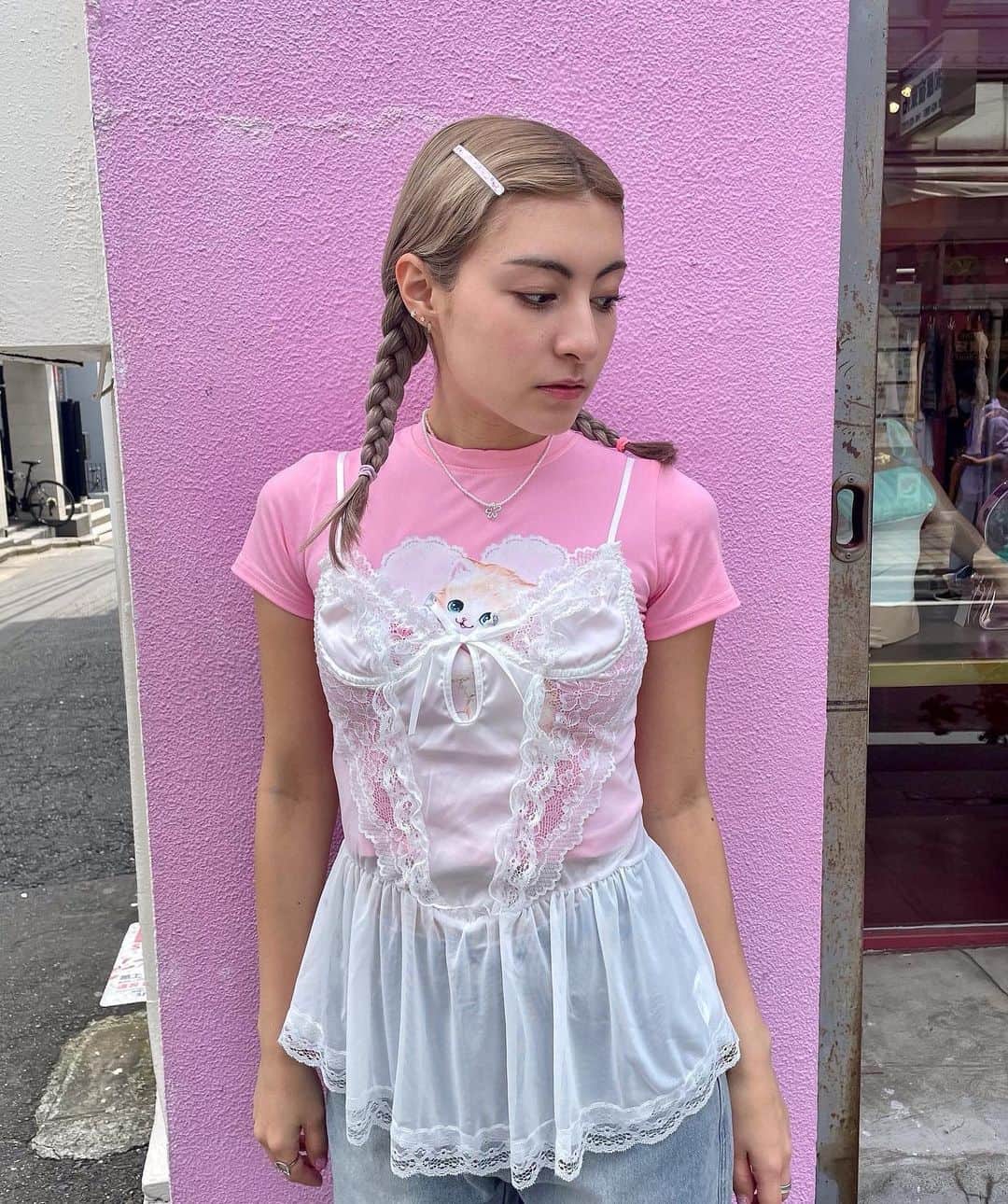 のインスタグラム：「♡...new in...♡  🐈 cat t-shirt 　¥3,490(tax in)  🐈 lace lingerie camisole 　¥3,490(tax in)  🐈 denim☆pants 　¥6,690(tax in)  Tシャツの上にランジェリーキャミを レイヤードして着るのが可愛い🎀  その他小物もnadiaのアイテムになります🪄 お気軽にお問い合わせ下さい♡  ご来店を心よりお待ちしております♪ @nadia_corazon」