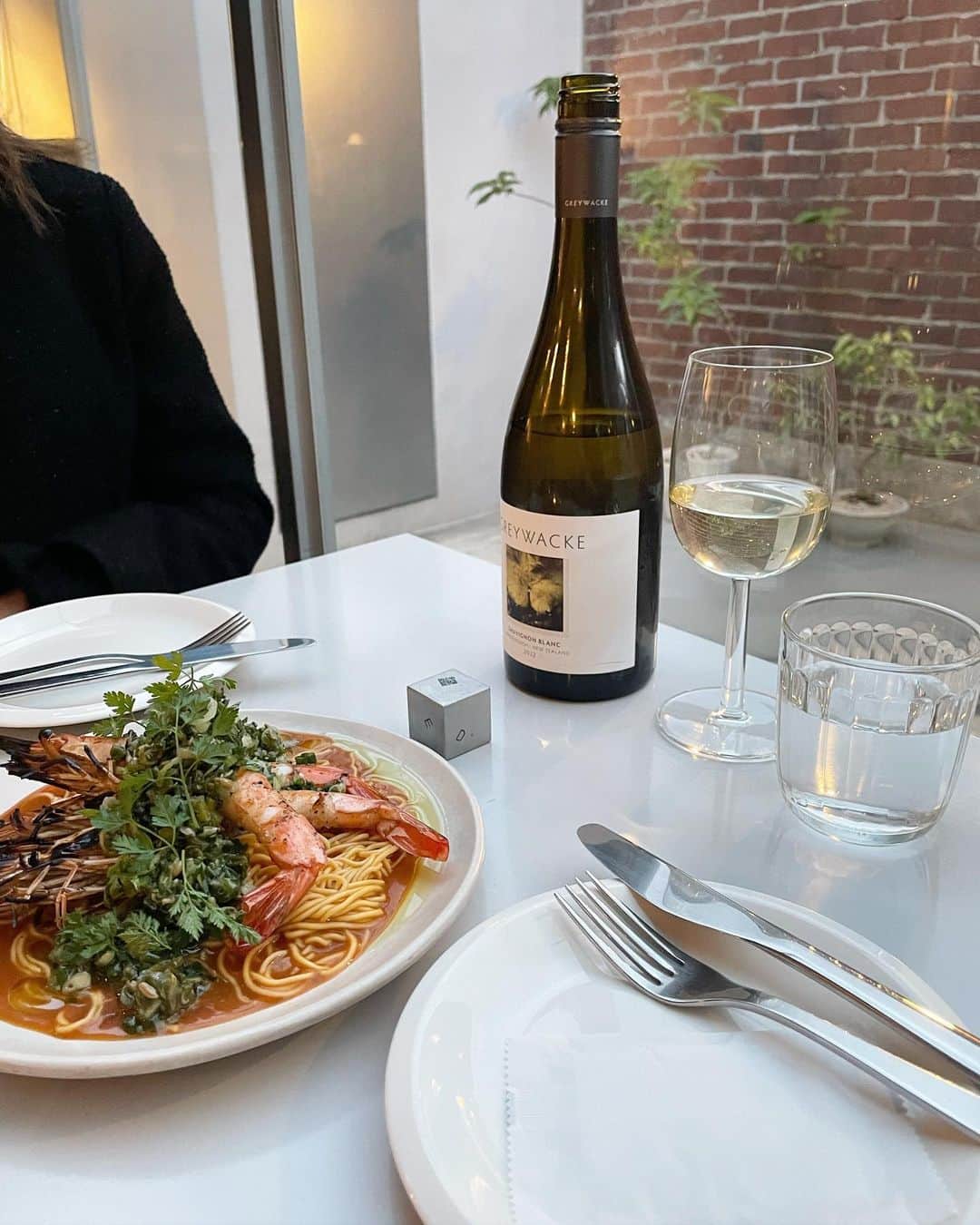 ハンナミのインスタグラム：「#당스 🍽️🍷🌛  遂に @saliy83 さんと ♡ すごくおしゃれで素敵なお店を予約してくださって 料理どれもほんと おいしい ..!✨  はじめてお会いしたと思えないくらい たのしすぎて涙流した 🥹  プレゼントまでありがとうございます 🤍 使うのたのしみっ :)」