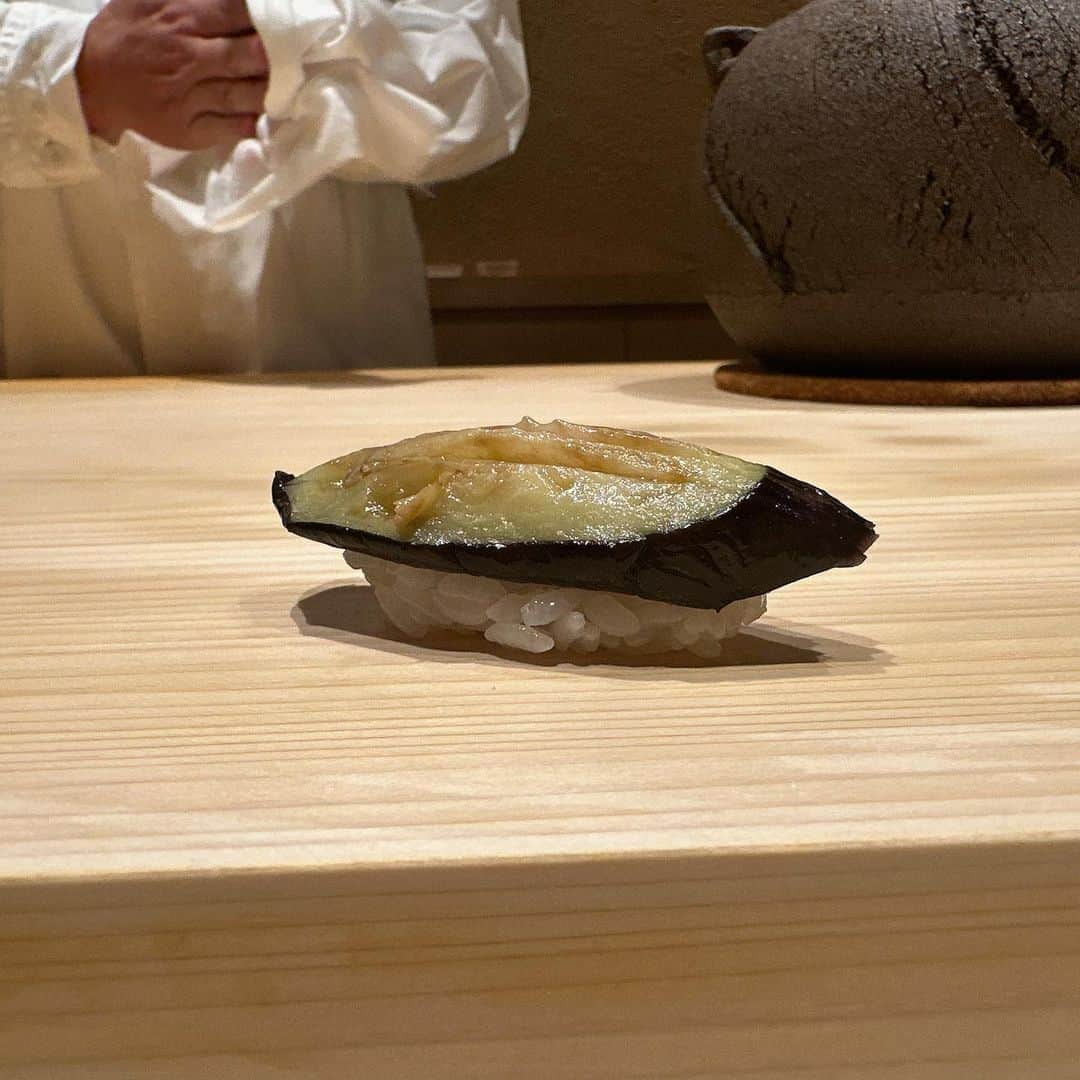 笠原将生のインスタグラム：「麻布十番  鮨 秦野よしき   名物茄子のにぎり絶品😋  最高のランチでした〜」