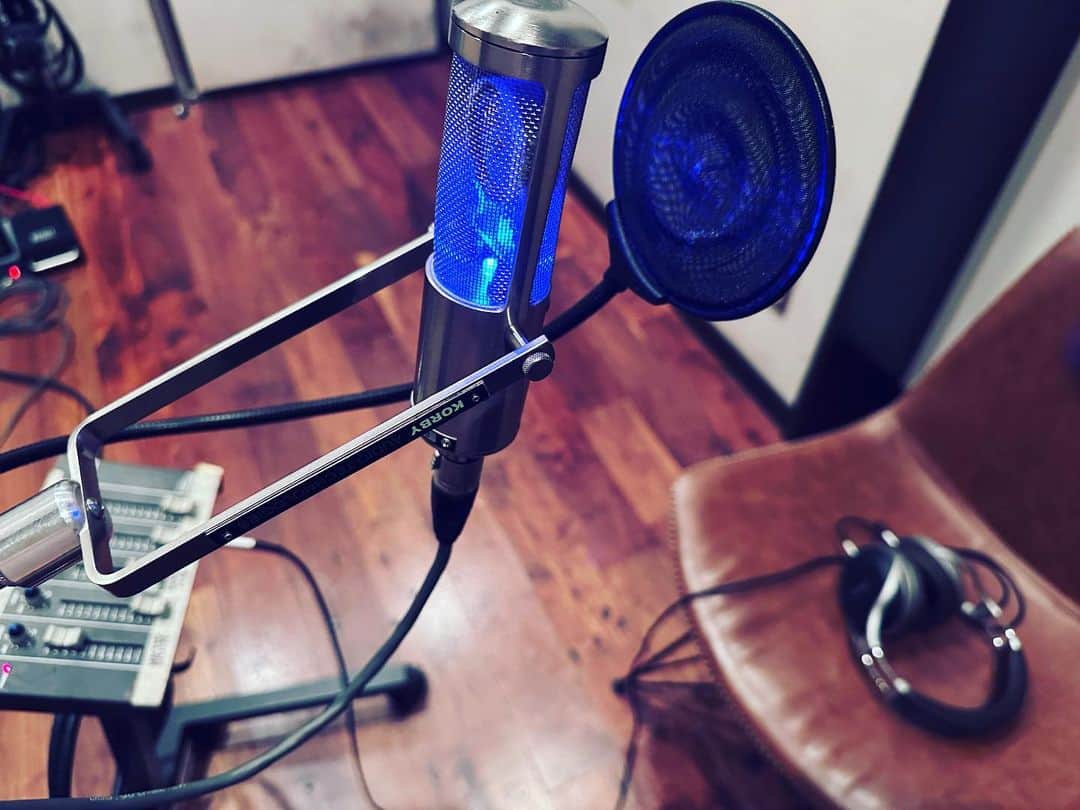 のインスタグラム：「.  Recording, Editing, Mixing, Feeling, Chilling, Uplifting… and Seeing the end is in sight   Blue Note TokyoでのLIVEからの昨日のStudio Works  このセット、刺激的過ぎ。  #今日のシミやん #チャリやん #ニシやん  最高やん  #この後飲み過ぎてやっちゃったのは内緒の話  @medzmusic_official  @sunsplash_daddy  @callme.marsha  @shimi_bb  @_24young_   @pushim_info   #pushim #makingmusic  #inthestudio」