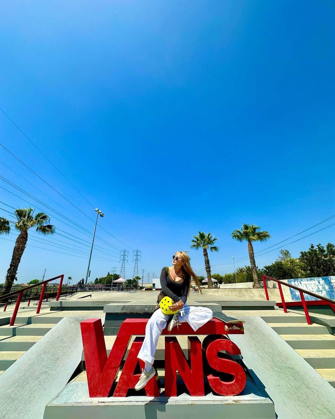 ル（AHN ELLY）のインスタグラム：「🛹🧚🏽‍♂️(스케이트못탐)」