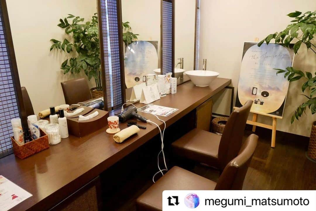 vs28baliさんのインスタグラム写真 - (vs28baliInstagram)「#Repost @megumi_matsumoto  さま  素敵な投稿ありがとうございます✨ 施術の様子がよくわかります👍  夏を迎える前に、肌のお悩み一掃しましょう💪  ご予約・詳細はプロフィールのリンクをチェック🔗 ・・・ マスクなしでも自信の素肌&最強小顔と噂の「毛穴洗浄フェイシャルコース&プレミアムオプションケア」を初体験❗️  お伺いしたのは、基礎化粧品会社EBMが展開する、VS28スキンケアスタジオBALI IN 銀座😊 海外のリゾートのような雰囲気で、清潔感もあり、接客も丁寧で安心してお任せできました🙌  まずは、お肌の状態を写真を撮ってデータ化し、丁寧にカウンセリング💻  🔹クレンジング&オイルトリートメント 🔹天然活性水スチーム 微粒子化したスチームを当てて化粧水約1本分の潤い補給 🔹毛穴吸引 毛穴の黒ずみや汚れを吸い出します 🔹毛穴洗浄&角質除去 🔹リフトアップ&肩・首トリートメント ミネラルクリームでマッサージ 🔹口腔筋集中トリートメント 凝り固まった部分を入念にほぐします 🔹美ラインネックエイジングケア 首元をマッサージしながら伸ばします 🔹ABA浸透保水 🔹天然保湿パック&セラミド保湿 ハンド・フットリラックスケアも付いた、オールハンドで行われる贅沢なコース❤️  施術後は、お肌が生まれ変わったようにツヤと透明感が出て、手触りがツルツル✨ マスク荒れで赤みが気になる部分も落ち着きました🤗 何より驚いたのが、顔のむくみと弛みが取れてフェイスラインがスッキリしたこと‼️ 一回の施術で、かなり印象が変わるので継続して通いたいな〜💆‍♀️  念入りにマッサージしてもらったおかげで、日頃の疲れが取れて、極上のリラックスタイムでした💕  お得なキャンペーンのお知らせ🎶 今回体験した 【毛穴洗浄フェイシャルコース+マスクレスでも最強小顔！プレミアムオプションケア】約80分 通常価格34,100円～ →初回体験価格8,800円  全国に43店舗展開しているスキンケアスタジオにてお受けいただけます  📍VS28スキンケアスタジオBALI IN 銀座 東京都中央区銀座5-10-6 御幸ビル6F  @vs28bali  #スキンケアスタジオ #PR #イービーエム化粧品 #フェイシャル #毛穴洗浄 #美肌 #小顔 #マスクレスでも最強小顔 #エステ #aesthetic #salon #サロン #エステサロン #エイジングケア #リフトアップ #コルギ #骨気 #マッサージ #小顔矯正 #massage #healthcare #facialcare #フェイシャル #beauty #美容 #美容好きな人と繋がりたい #スキンケア #毛穴 #毛穴ケア #銀座」5月25日 14時40分 - vs28bali