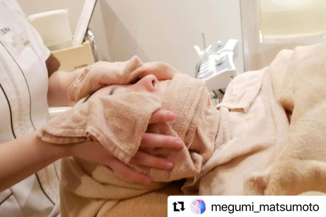 vs28baliさんのインスタグラム写真 - (vs28baliInstagram)「#Repost @megumi_matsumoto  さま  素敵な投稿ありがとうございます✨ 施術の様子がよくわかります👍  夏を迎える前に、肌のお悩み一掃しましょう💪  ご予約・詳細はプロフィールのリンクをチェック🔗 ・・・ マスクなしでも自信の素肌&最強小顔と噂の「毛穴洗浄フェイシャルコース&プレミアムオプションケア」を初体験❗️  お伺いしたのは、基礎化粧品会社EBMが展開する、VS28スキンケアスタジオBALI IN 銀座😊 海外のリゾートのような雰囲気で、清潔感もあり、接客も丁寧で安心してお任せできました🙌  まずは、お肌の状態を写真を撮ってデータ化し、丁寧にカウンセリング💻  🔹クレンジング&オイルトリートメント 🔹天然活性水スチーム 微粒子化したスチームを当てて化粧水約1本分の潤い補給 🔹毛穴吸引 毛穴の黒ずみや汚れを吸い出します 🔹毛穴洗浄&角質除去 🔹リフトアップ&肩・首トリートメント ミネラルクリームでマッサージ 🔹口腔筋集中トリートメント 凝り固まった部分を入念にほぐします 🔹美ラインネックエイジングケア 首元をマッサージしながら伸ばします 🔹ABA浸透保水 🔹天然保湿パック&セラミド保湿 ハンド・フットリラックスケアも付いた、オールハンドで行われる贅沢なコース❤️  施術後は、お肌が生まれ変わったようにツヤと透明感が出て、手触りがツルツル✨ マスク荒れで赤みが気になる部分も落ち着きました🤗 何より驚いたのが、顔のむくみと弛みが取れてフェイスラインがスッキリしたこと‼️ 一回の施術で、かなり印象が変わるので継続して通いたいな〜💆‍♀️  念入りにマッサージしてもらったおかげで、日頃の疲れが取れて、極上のリラックスタイムでした💕  お得なキャンペーンのお知らせ🎶 今回体験した 【毛穴洗浄フェイシャルコース+マスクレスでも最強小顔！プレミアムオプションケア】約80分 通常価格34,100円～ →初回体験価格8,800円  全国に43店舗展開しているスキンケアスタジオにてお受けいただけます  📍VS28スキンケアスタジオBALI IN 銀座 東京都中央区銀座5-10-6 御幸ビル6F  @vs28bali  #スキンケアスタジオ #PR #イービーエム化粧品 #フェイシャル #毛穴洗浄 #美肌 #小顔 #マスクレスでも最強小顔 #エステ #aesthetic #salon #サロン #エステサロン #エイジングケア #リフトアップ #コルギ #骨気 #マッサージ #小顔矯正 #massage #healthcare #facialcare #フェイシャル #beauty #美容 #美容好きな人と繋がりたい #スキンケア #毛穴 #毛穴ケア #銀座」5月25日 14時40分 - vs28bali