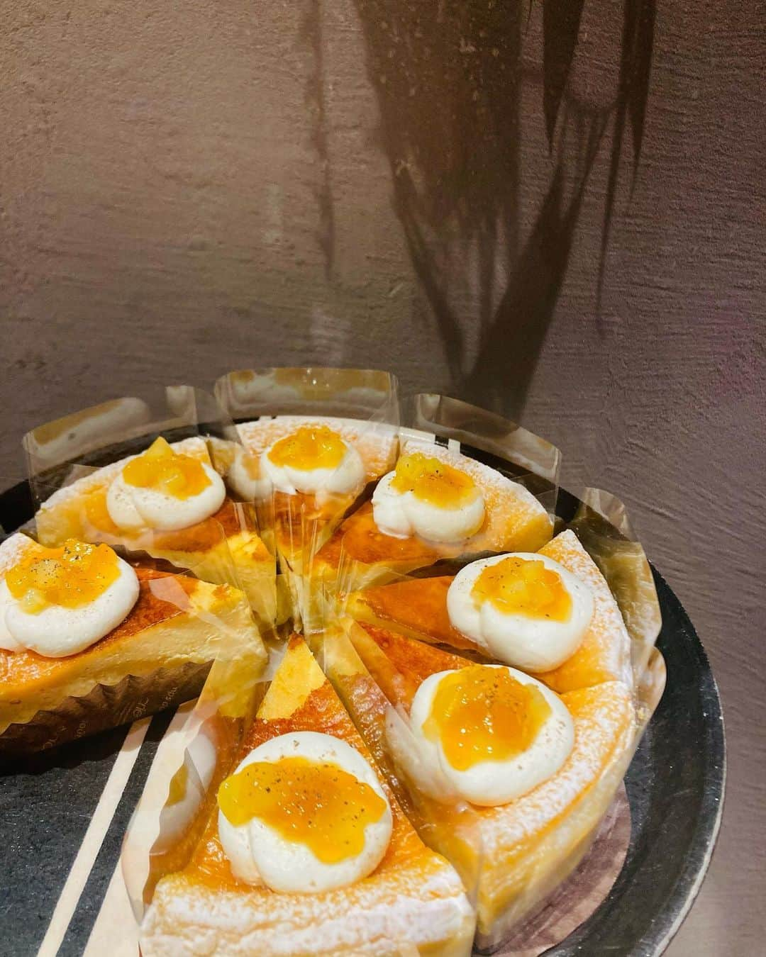 The Bakeのインスタグラム：「Egg Nog Cheese Cake  ~summer cheesecake ~  かなり前に少し作っていたエッグノッグチーズをリバイバル！  スパイスやブランデーを入れて焼き上げた大人のチーズケーキに夏らしいフルーツ、パイナップルやゴールドキウイなどをパッションフルーツジュレでマリネして飾りました🍍🥝  スタッフ大絶賛のおすすめケーキです！  #cheesecake #eggnog #目玉焼き #チーズケーキ #ベイクドチーズ」