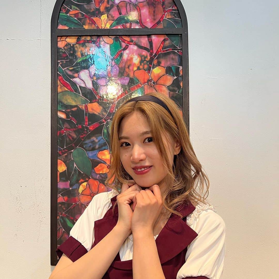 林優菜のインスタグラム：「. ちょっと時間経っちゃったけど… 舞台『PIERROT』終演致しました👏🏻👏🏻 . あまり叫ぶことの無い私がたくさん叫んで頑張りました(笑) お母さんにはいろいろ振り回されるし、ナターシャにもキレられるしで大変だなあサーシャ…という気持ちでした💭(笑) でも楽しかった🫶🏻💞 . ご来場してくださった皆様ありがとうございました🙇‍♀️🙏🏻 他のキャラが強すぎてあんまり印象に残らないかもだけど少しでもみんなの頭のすみっちょにサーシャ居たなって思ってくれれば嬉しいです😌 ありがとうございました🖤 . サーシャ役/林優菜」