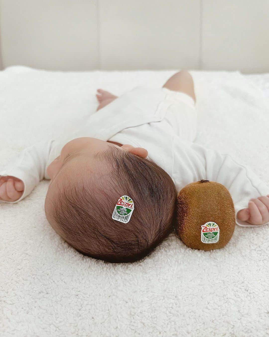 ソンイのインスタグラム：「美味しいキウイが我が家にありますよ〜👶🏻🥝💚笑  息子が産まれる前からずっと撮りたいと思っていたベビーフルーツのキウイちゃん🥝  だけど息子は産まれた時から爆毛ベビーすぎて🤣笑 薄毛を活かしたキウイ頭が撮れずだったので、4年越しの念願ショットです🥹👌🏻💕🥝  #生後1ヶ月 #ベビーフルーツ #第二子」