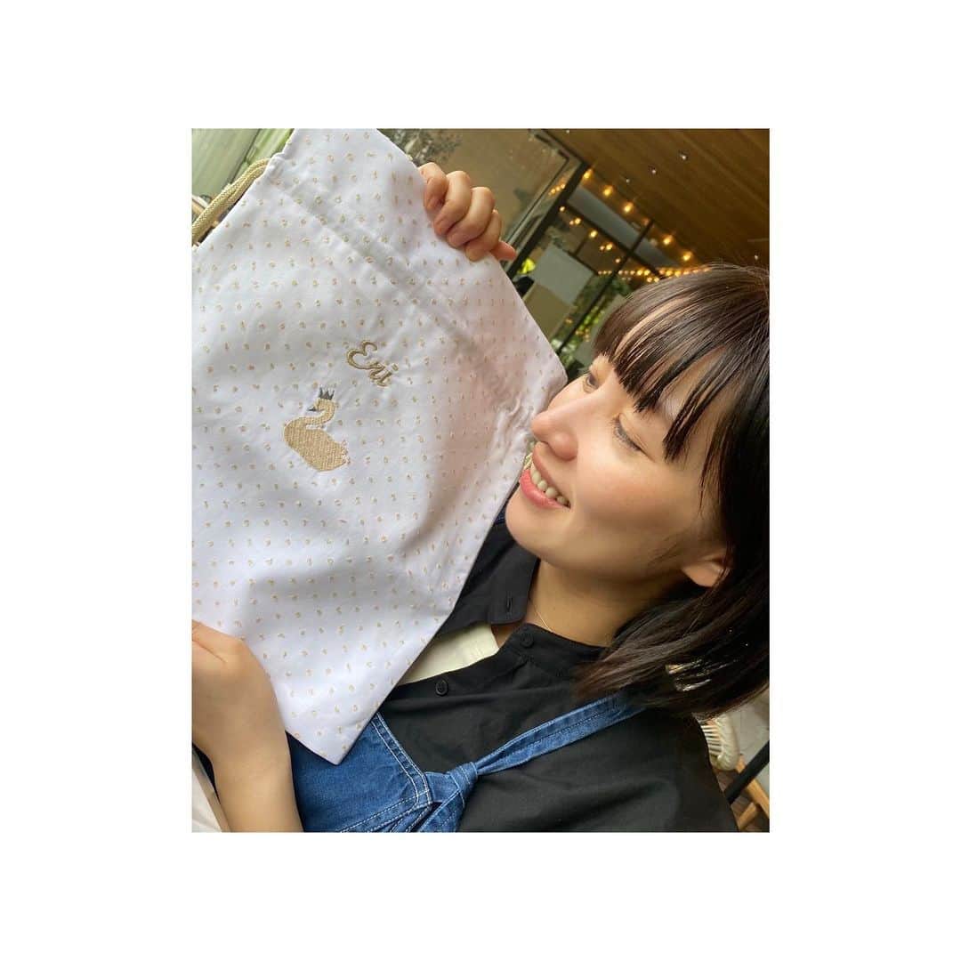 徳永えりさんのインスタグラム写真 - (徳永えりInstagram)「... 気が付けばあっという間に5月も後半👐 一瞬すぎてびっくり😗  先日友人からプレゼントをいただきました🎁 名前入りの巾着と写真には写ってないけどポーチ🦢🫧 巾着も刺繍も大好きだし、 荷物が多いのでいっぱい入る大きさが嬉しいぃ🥹」5月25日 14時54分 - eri_tokunaga.official