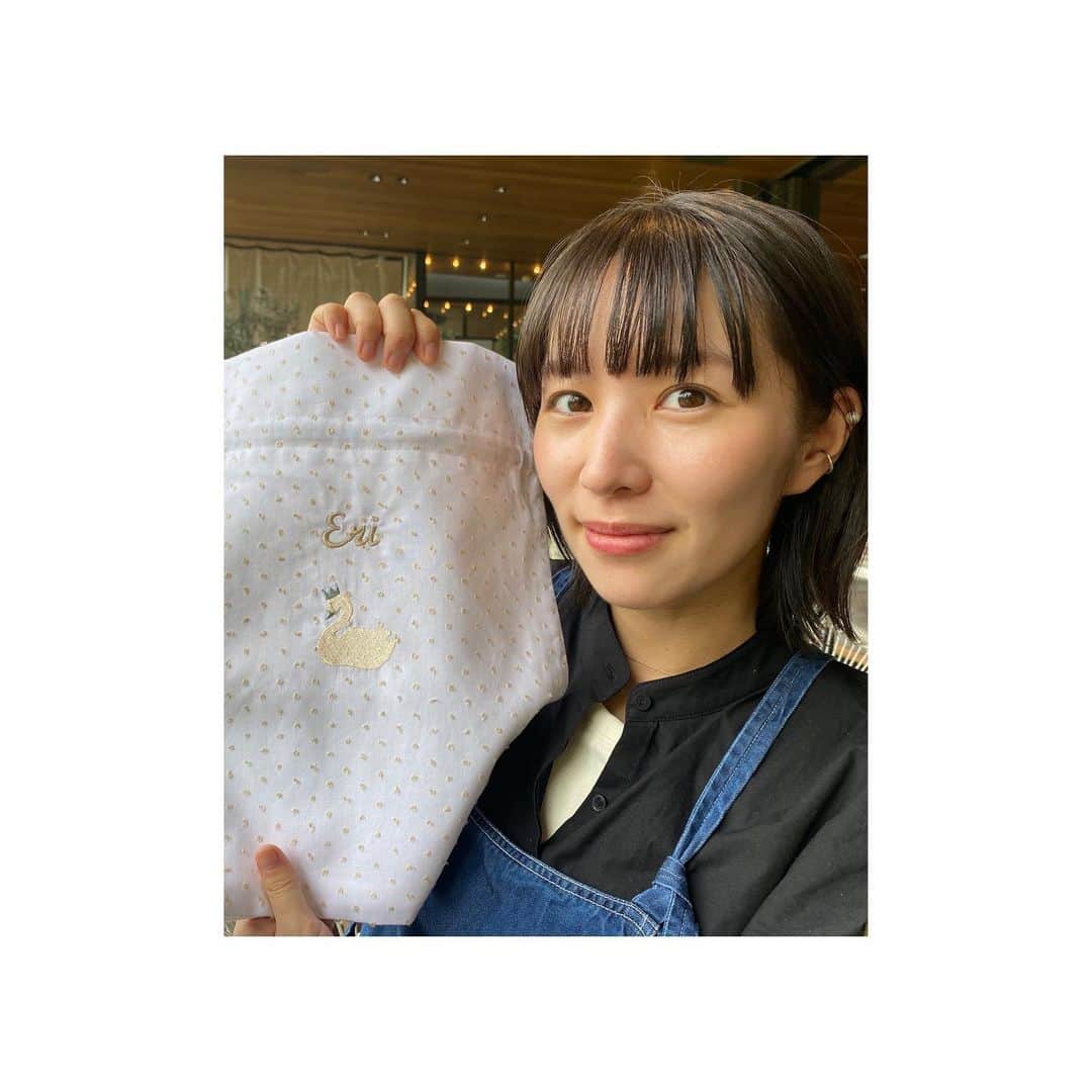 徳永えりのインスタグラム：「... 気が付けばあっという間に5月も後半👐 一瞬すぎてびっくり😗  先日友人からプレゼントをいただきました🎁 名前入りの巾着と写真には写ってないけどポーチ🦢🫧 巾着も刺繍も大好きだし、 荷物が多いのでいっぱい入る大きさが嬉しいぃ🥹」
